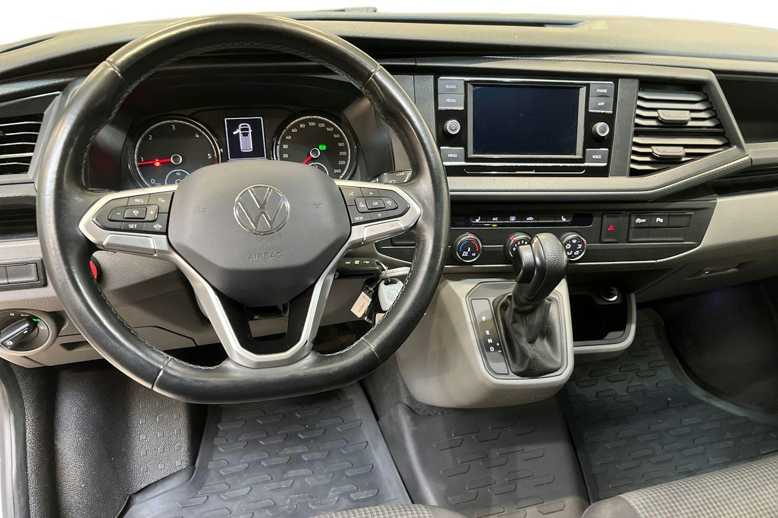 valkoinen Volkswagen Transporter 2021 kuva 7.
