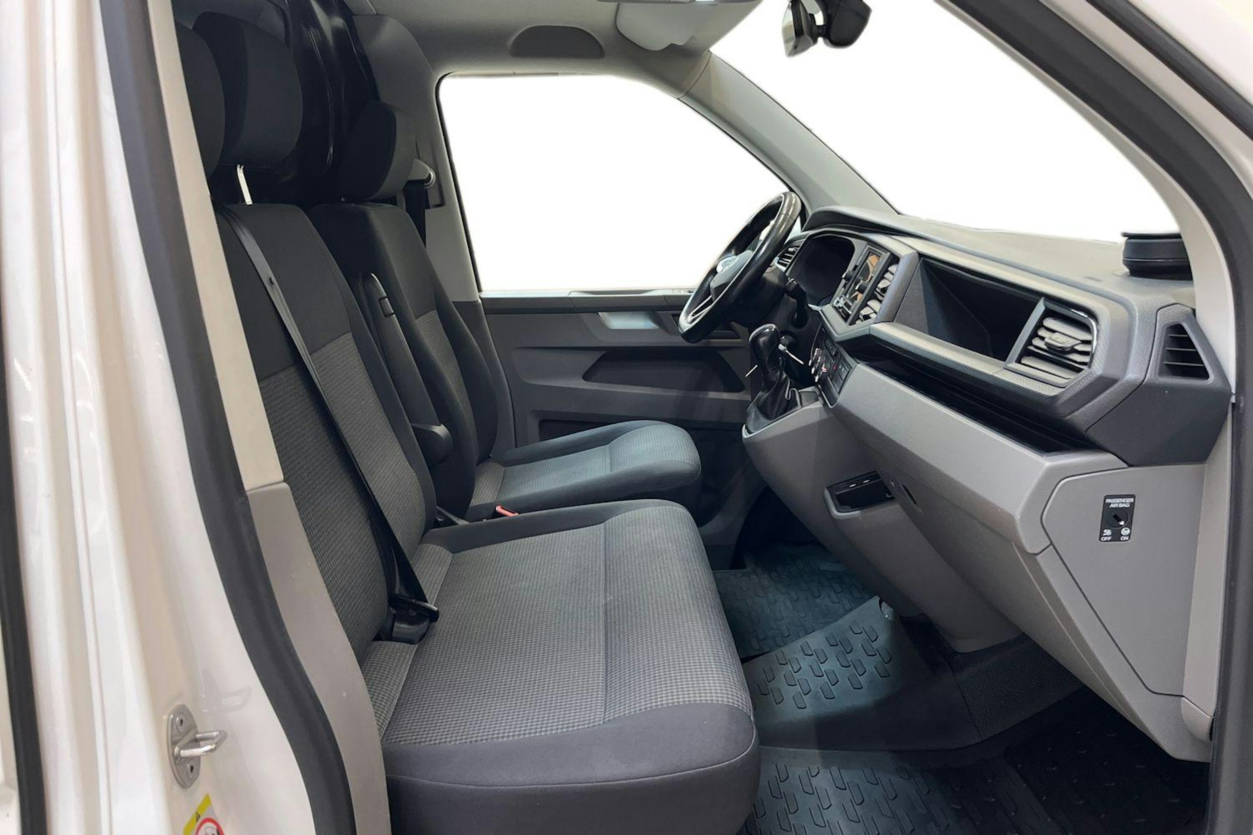 valkoinen Volkswagen Transporter 2021 kuva 8.