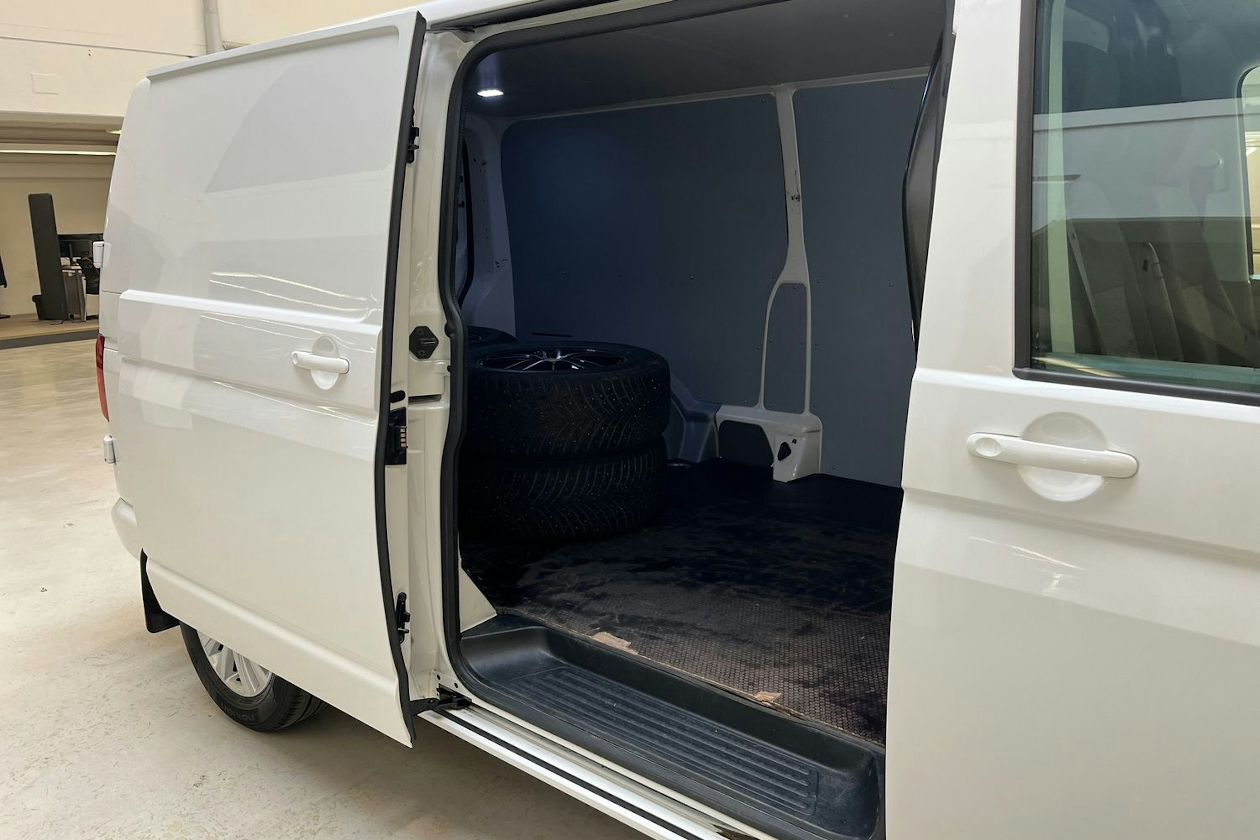 valkoinen Volkswagen Transporter 2021 kuva 10.