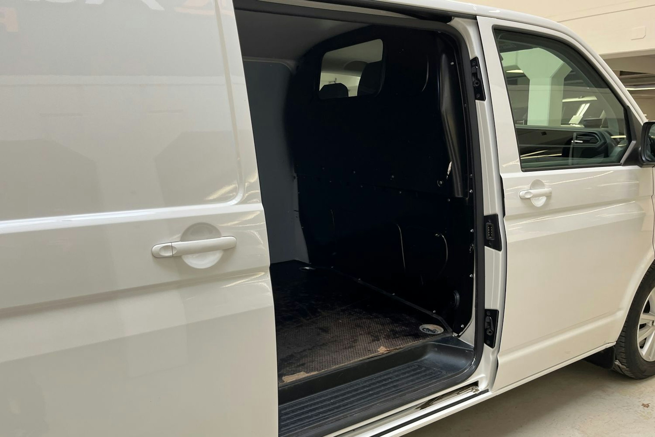 valkoinen Volkswagen Transporter 2021 kuva 11.