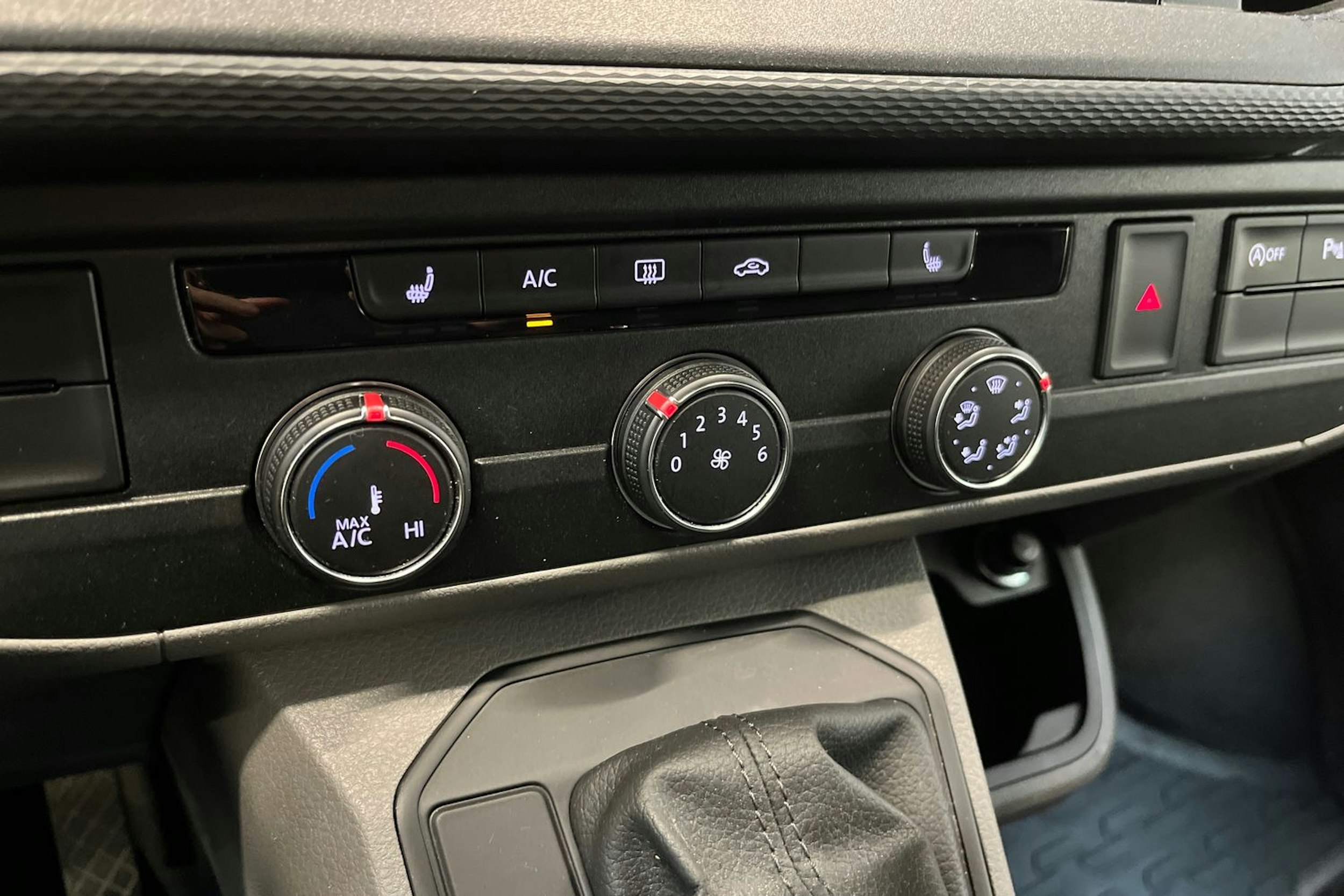 valkoinen Volkswagen Transporter 2021 kuva 15.