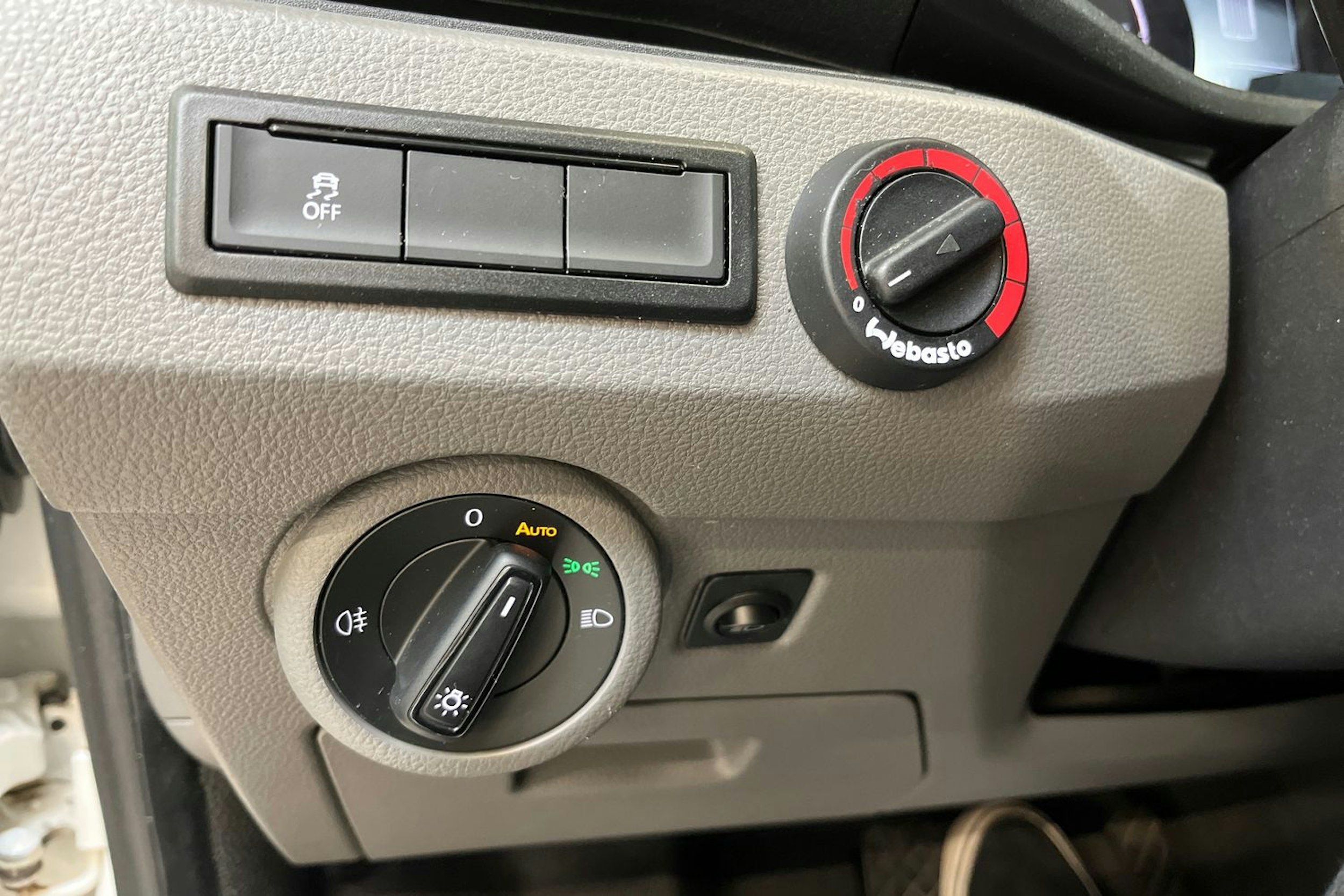 valkoinen Volkswagen Transporter 2021 kuva 16.