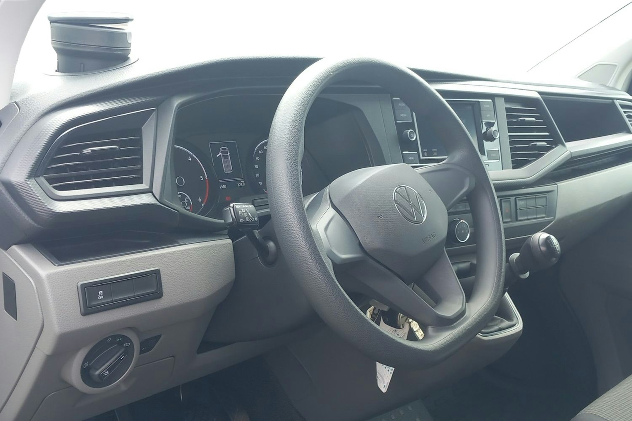 valkoinen Volkswagen Transporter 2021 kuva 3.