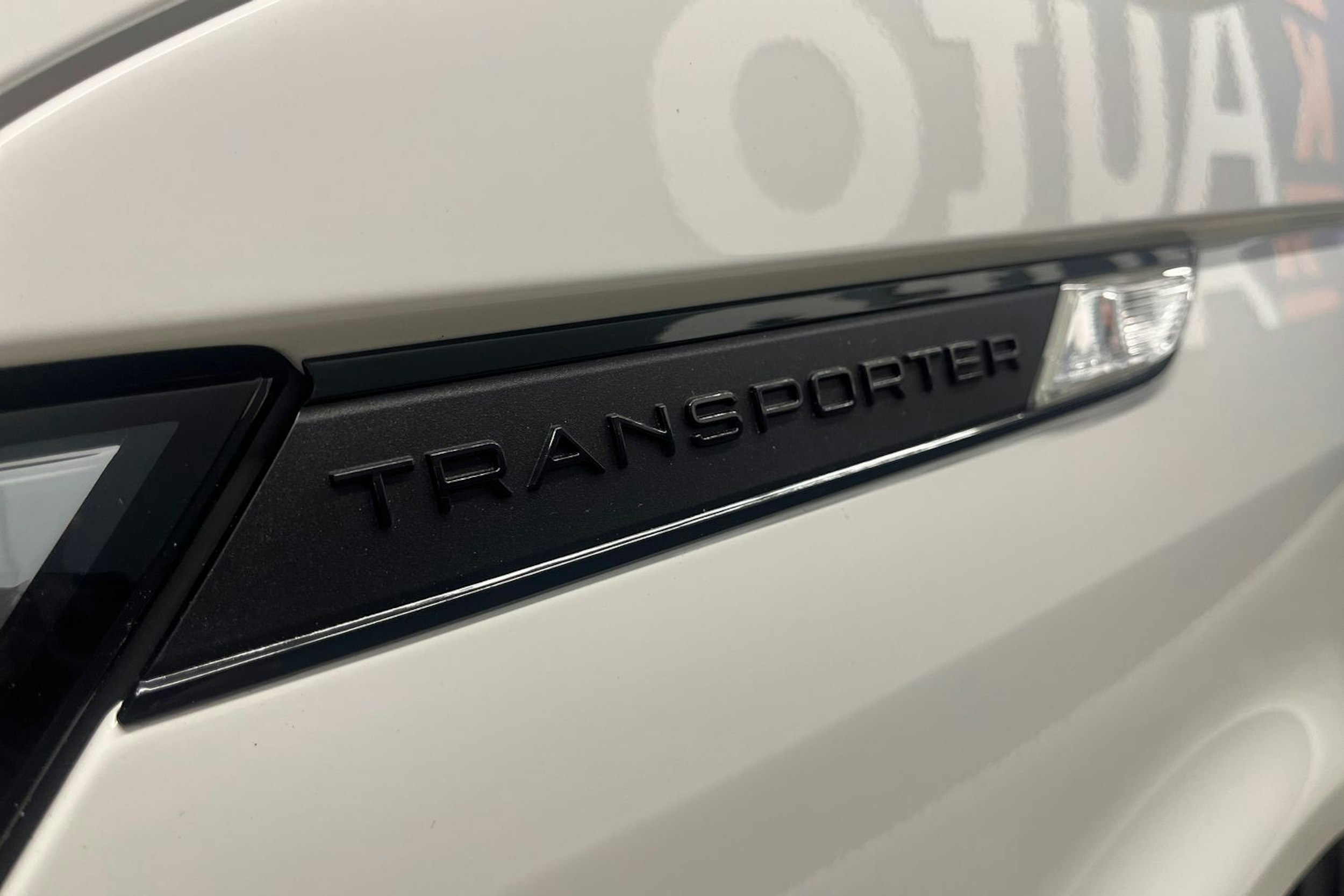 valkoinen Volkswagen Transporter 2021 kuva 13.