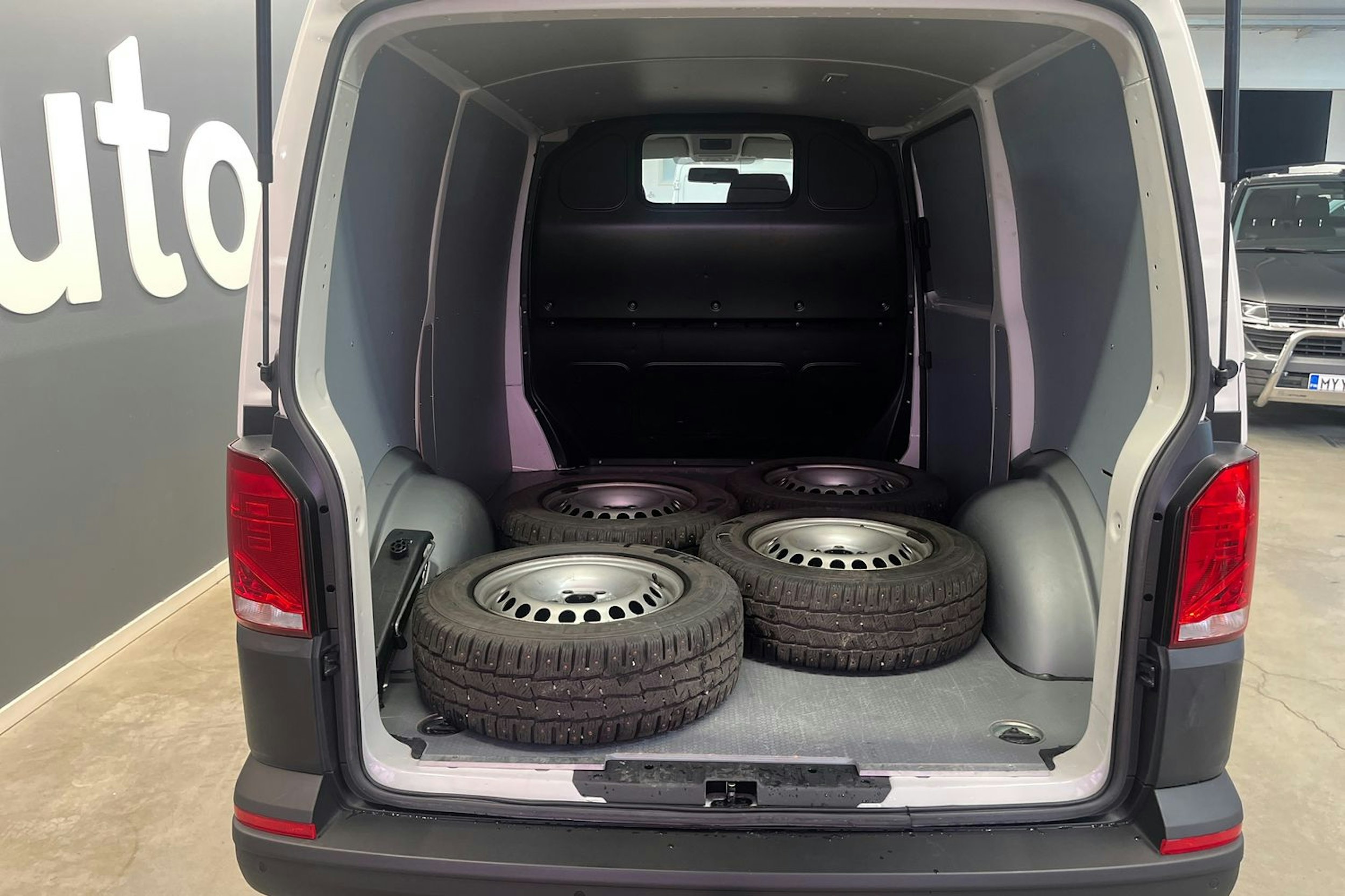 valkoinen Volkswagen Transporter 2021 kuva 15.