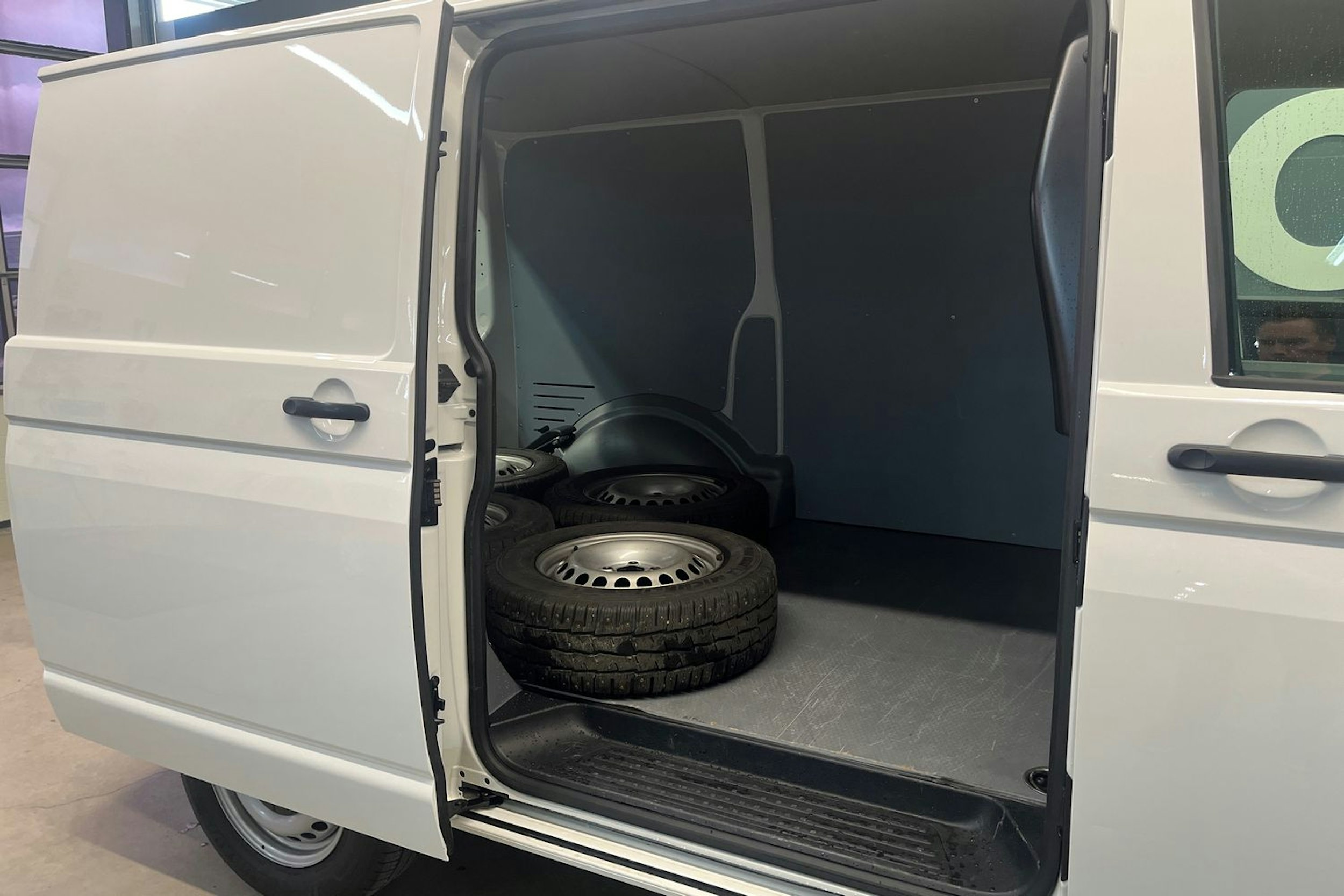 valkoinen Volkswagen Transporter 2021 kuva 17.