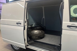 valkoinen Volkswagen Transporter 2021 kuva 17.