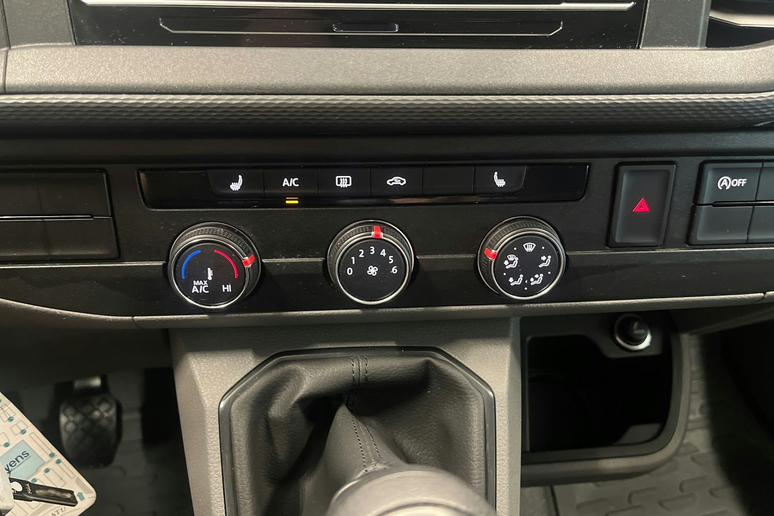 valkoinen Volkswagen Transporter 2021 kuva 20.