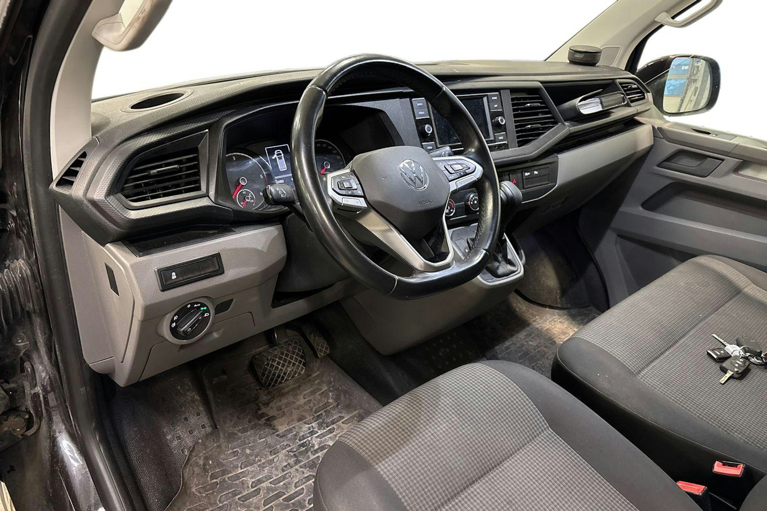 musta Volkswagen Transporter 2021 kuva 3.