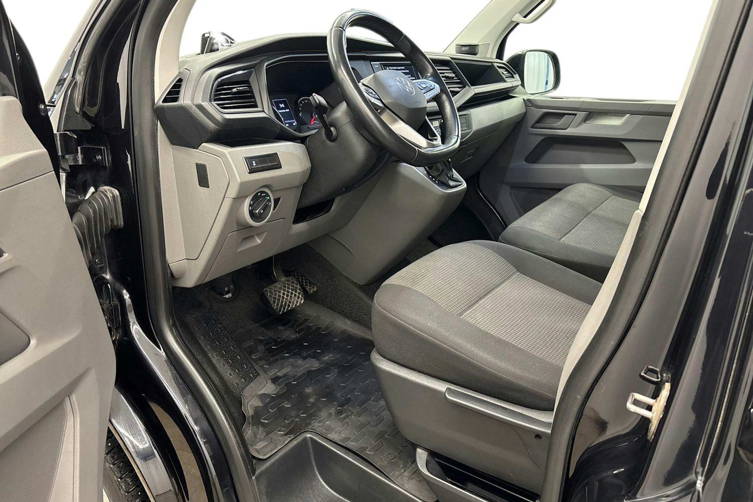 musta Volkswagen Transporter 2021 kuva 6.
