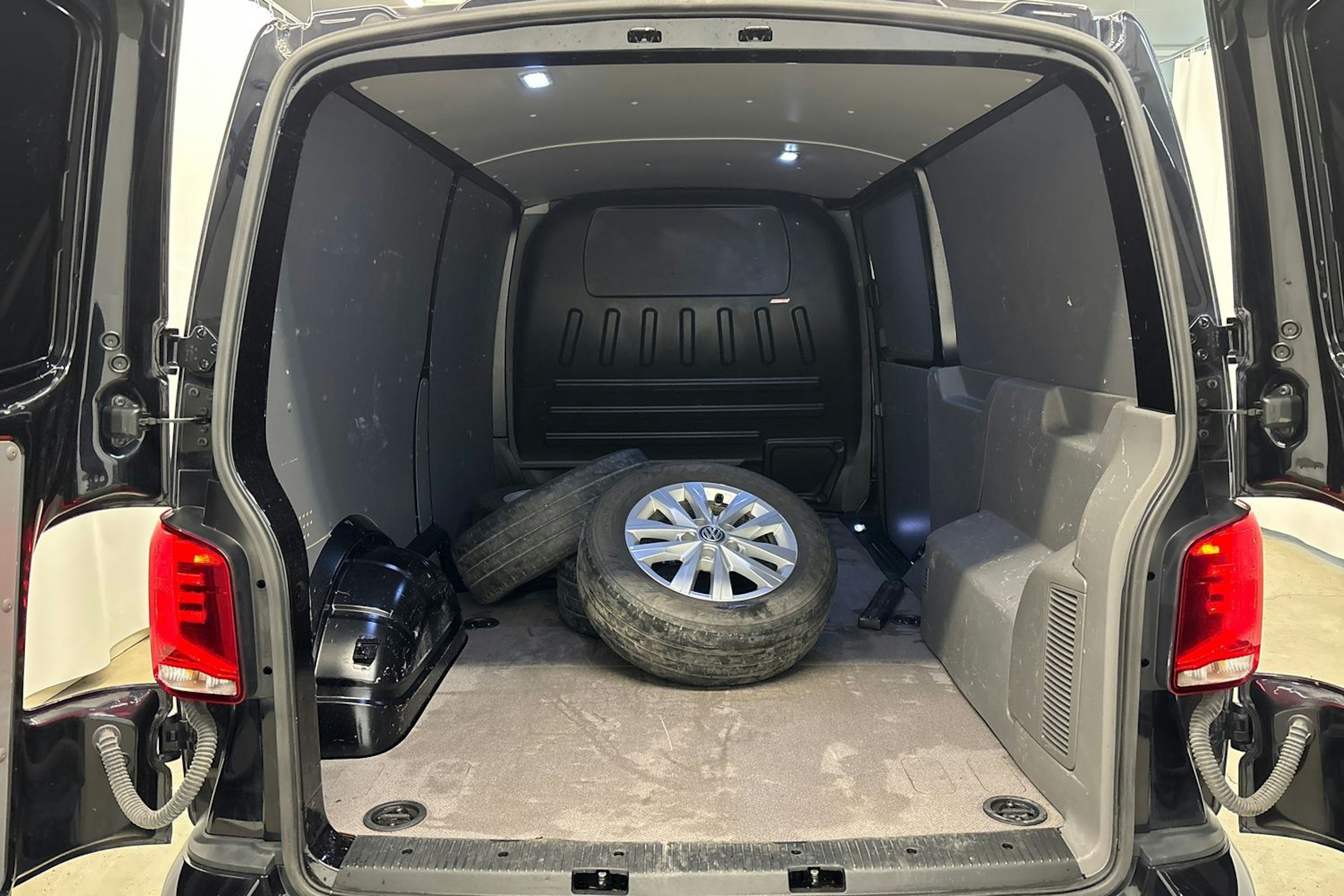 musta Volkswagen Transporter 2021 kuva 11.