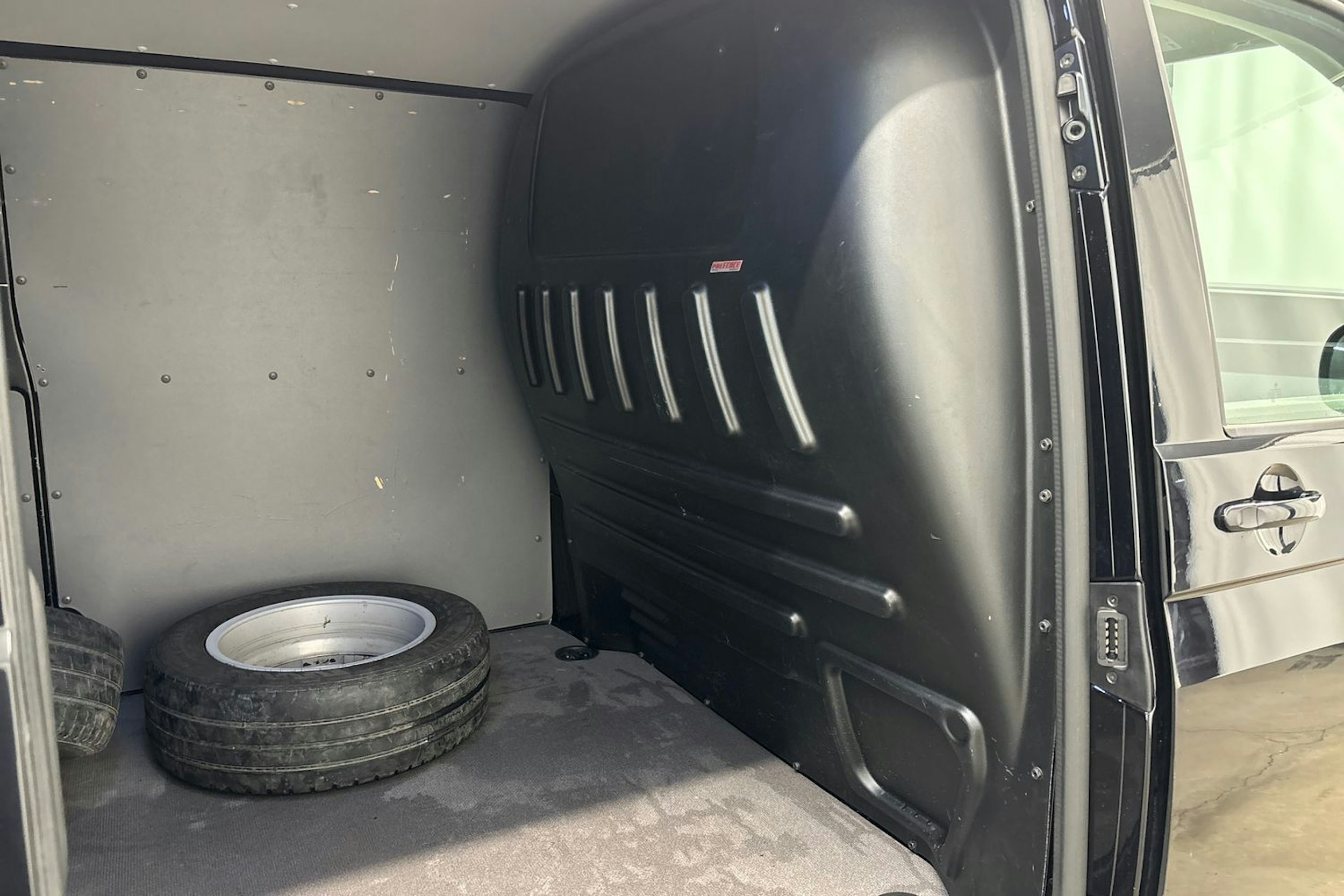 musta Volkswagen Transporter 2021 kuva 14.