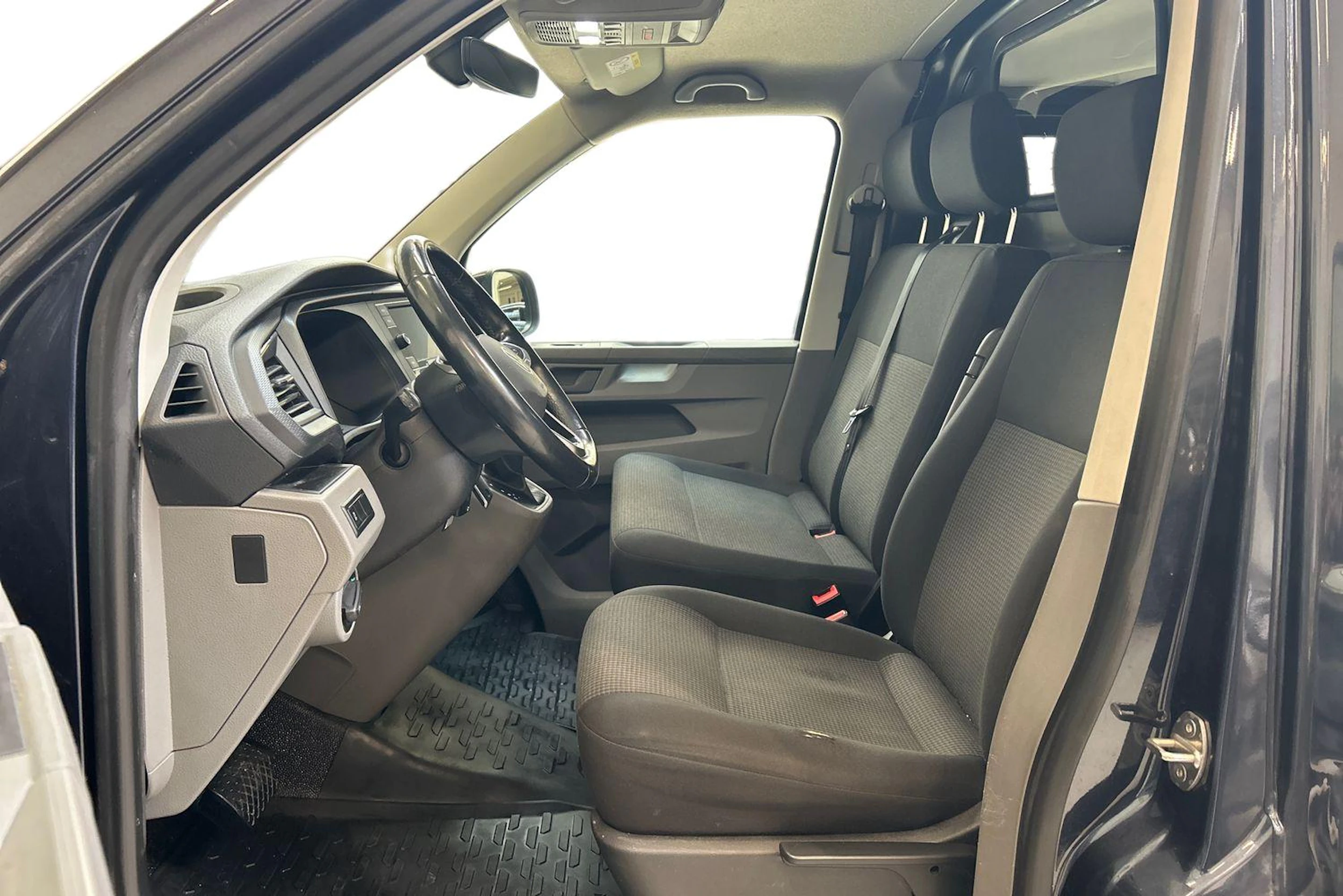sininen Volkswagen Transporter 2021 kuva 8.