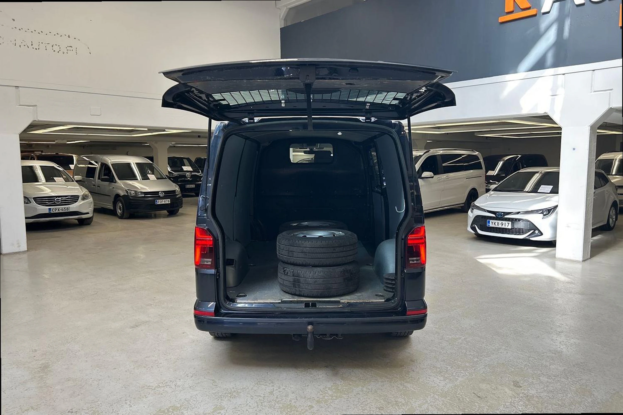 sininen Volkswagen Transporter 2021 kuva 11.