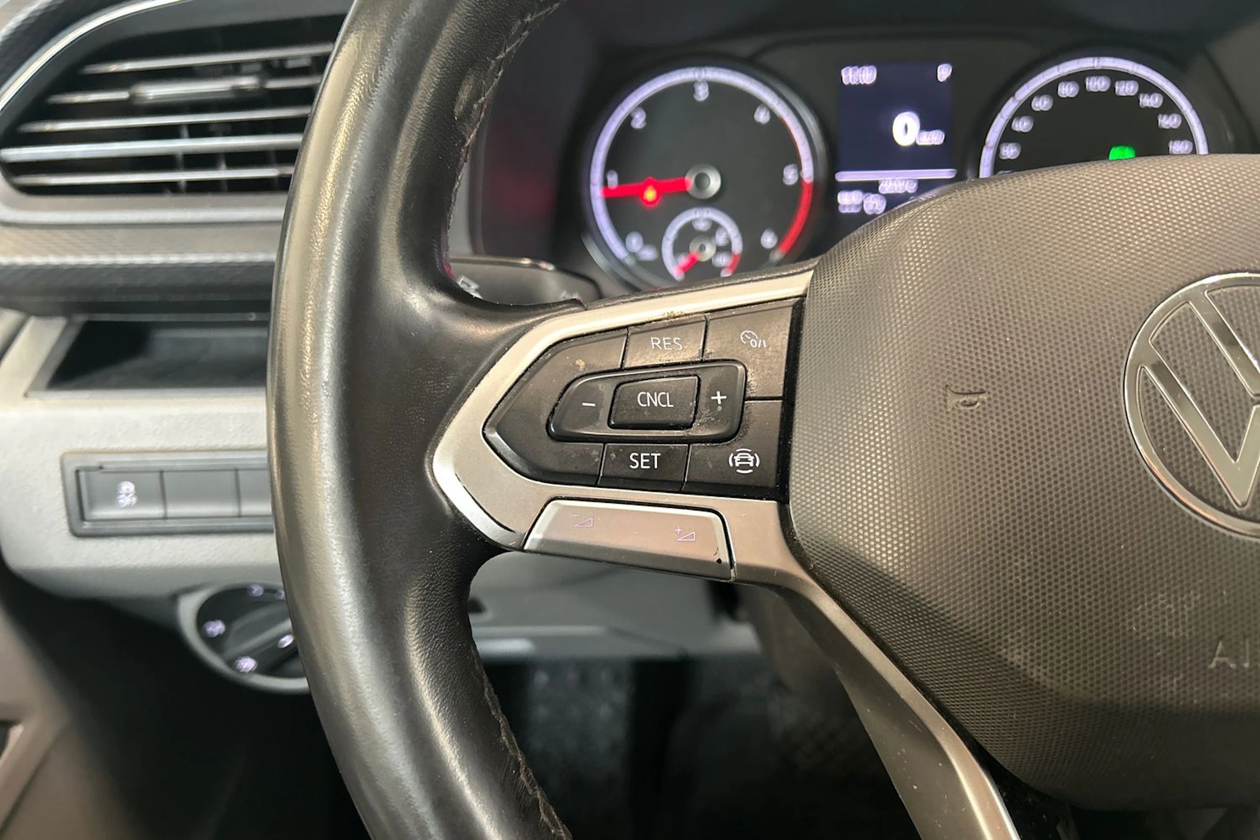 sininen Volkswagen Transporter 2021 kuva 13.