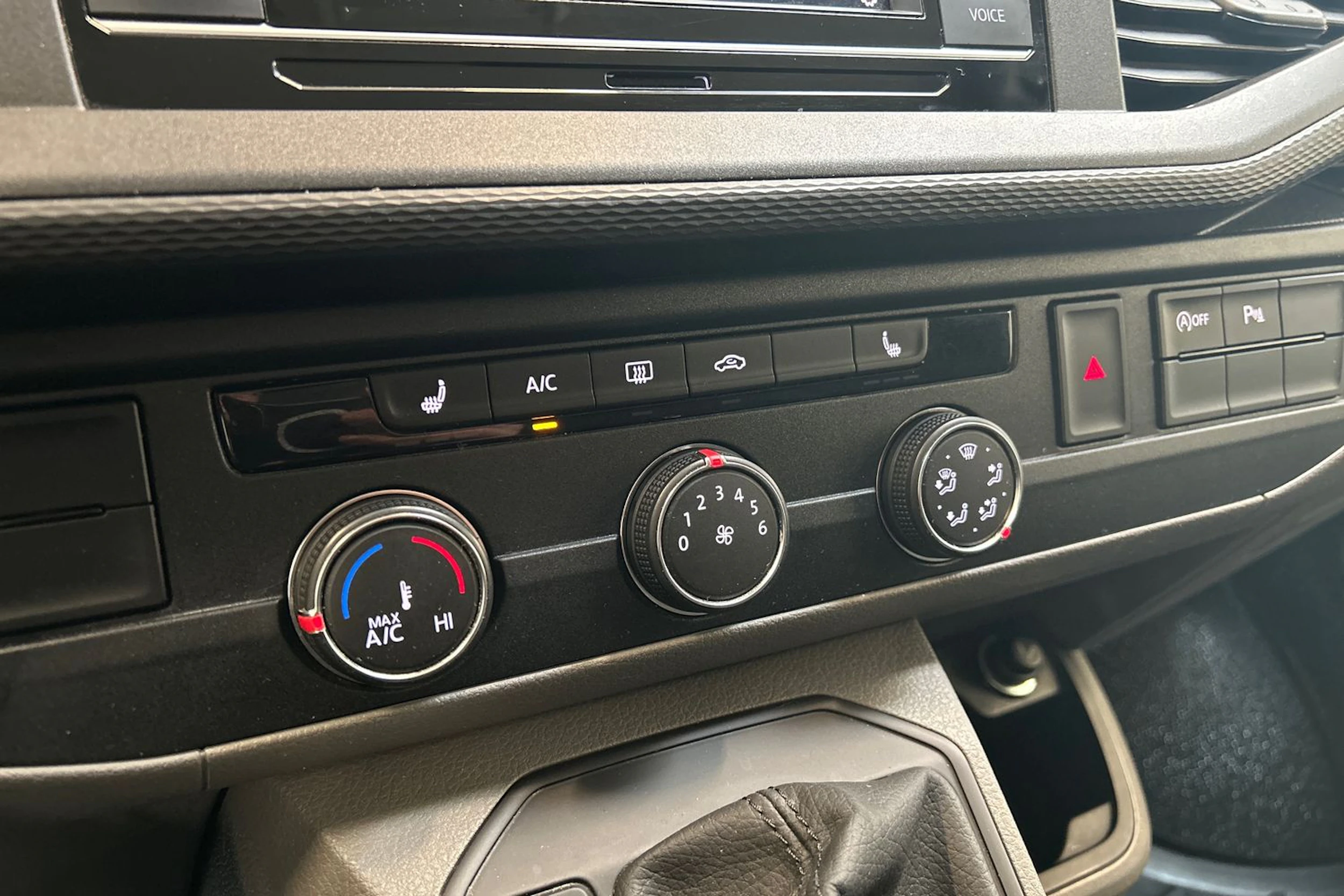 sininen Volkswagen Transporter 2021 kuva 19.