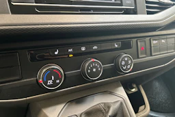 sininen Volkswagen Transporter 2021 kuva 19.