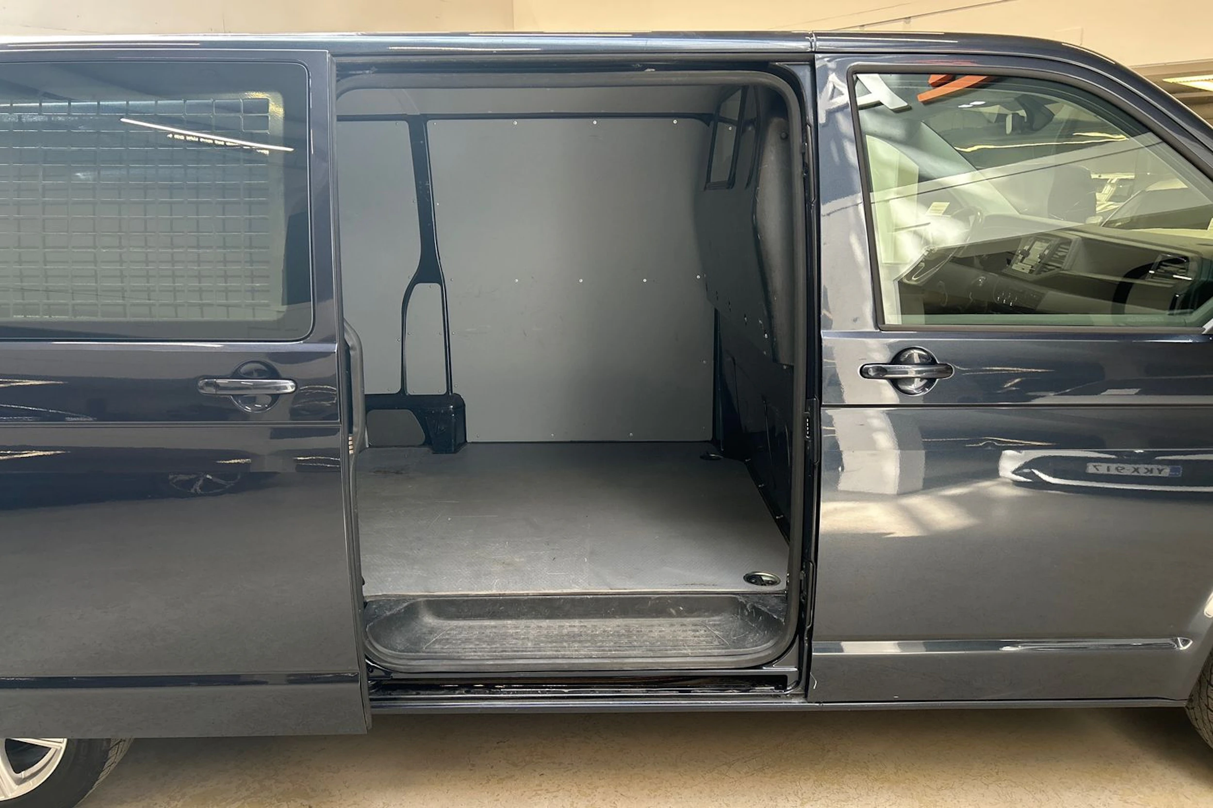 sininen Volkswagen Transporter 2021 kuva 22.
