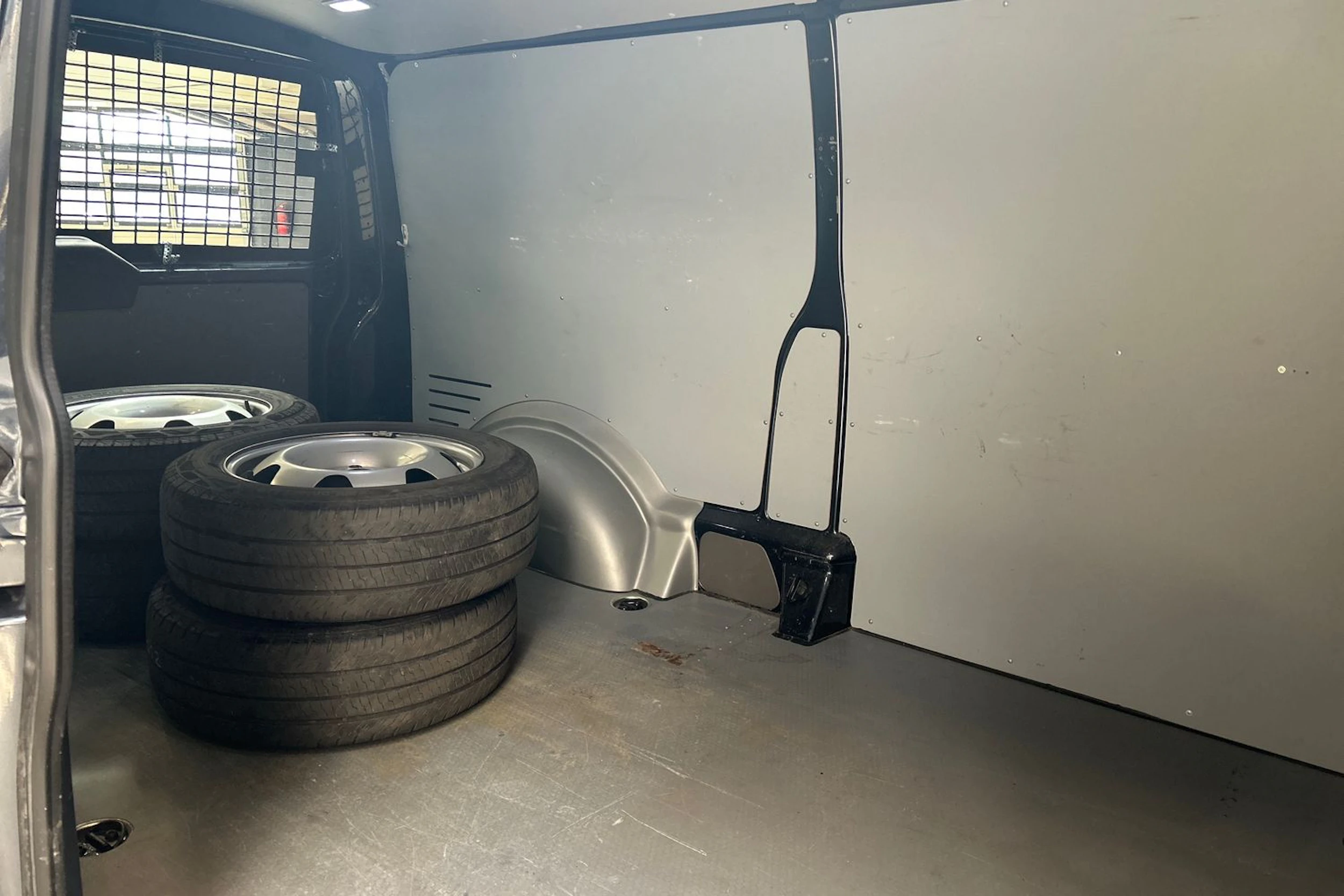 sininen Volkswagen Transporter 2021 kuva 23.