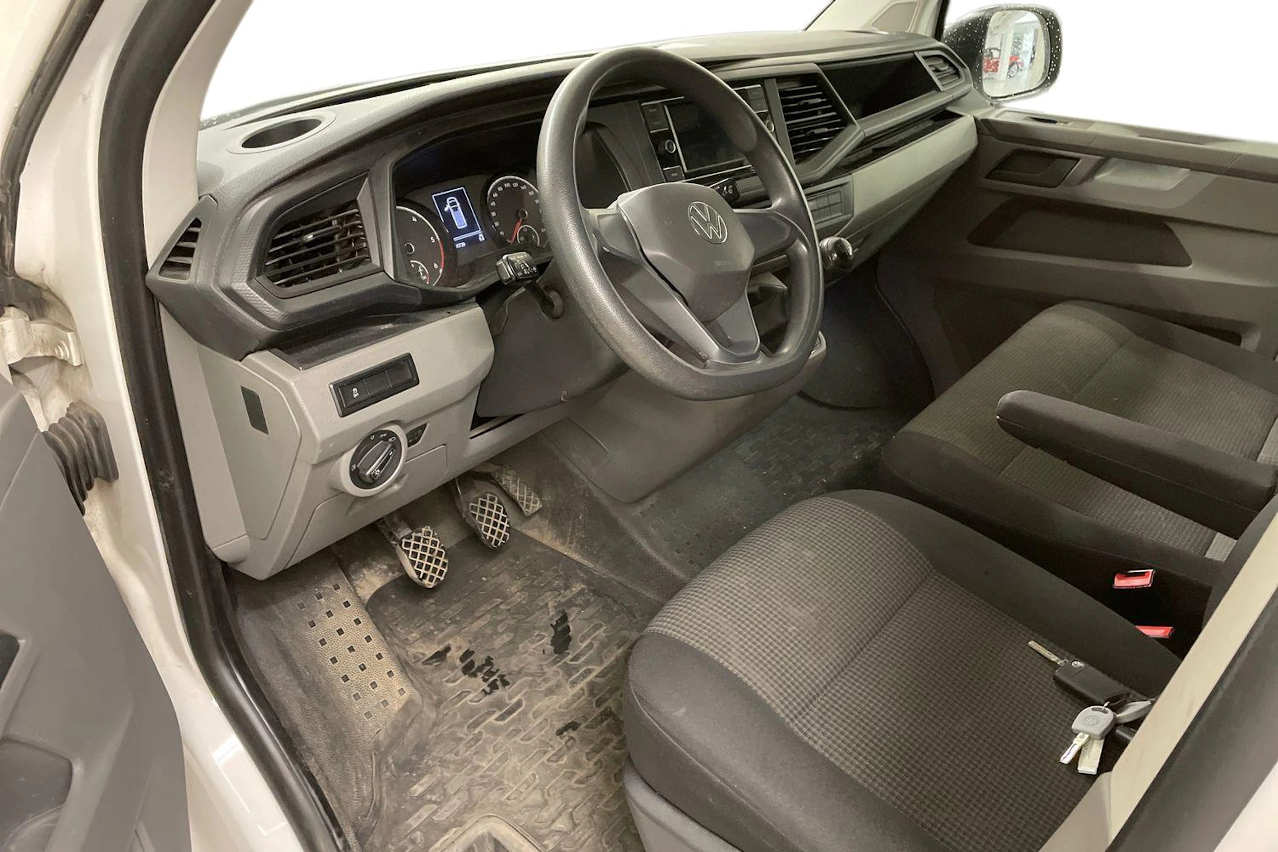 valkoinen Volkswagen Transporter 2021 kuva 3.