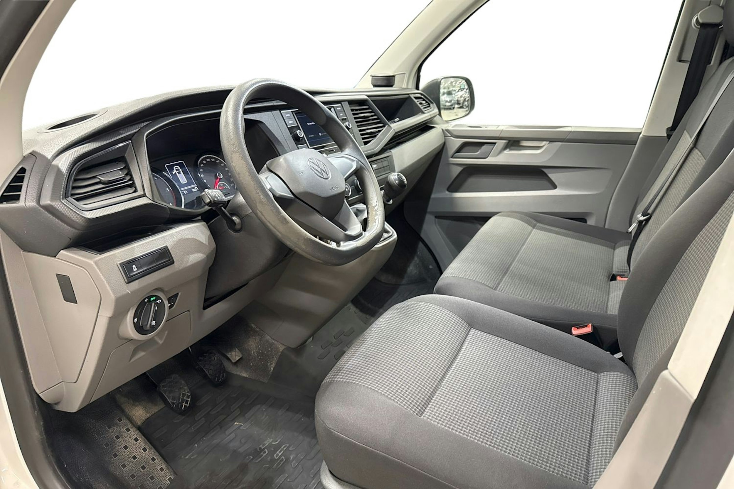 valkoinen Volkswagen Transporter 2021 kuva 7.