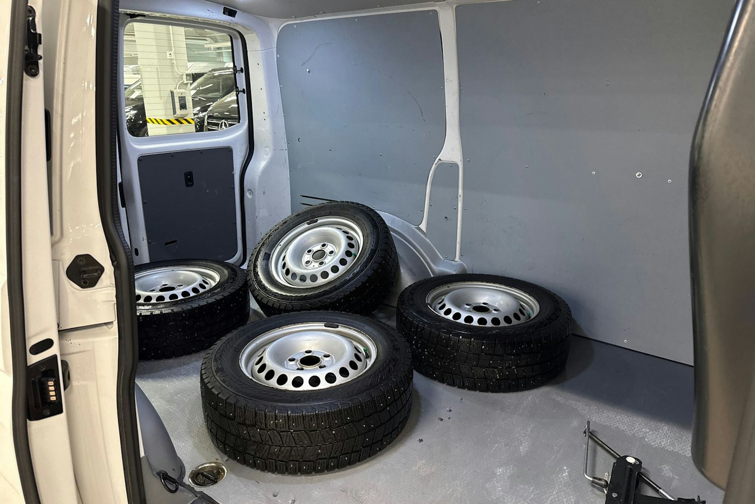valkoinen Volkswagen Transporter 2021 kuva 13.