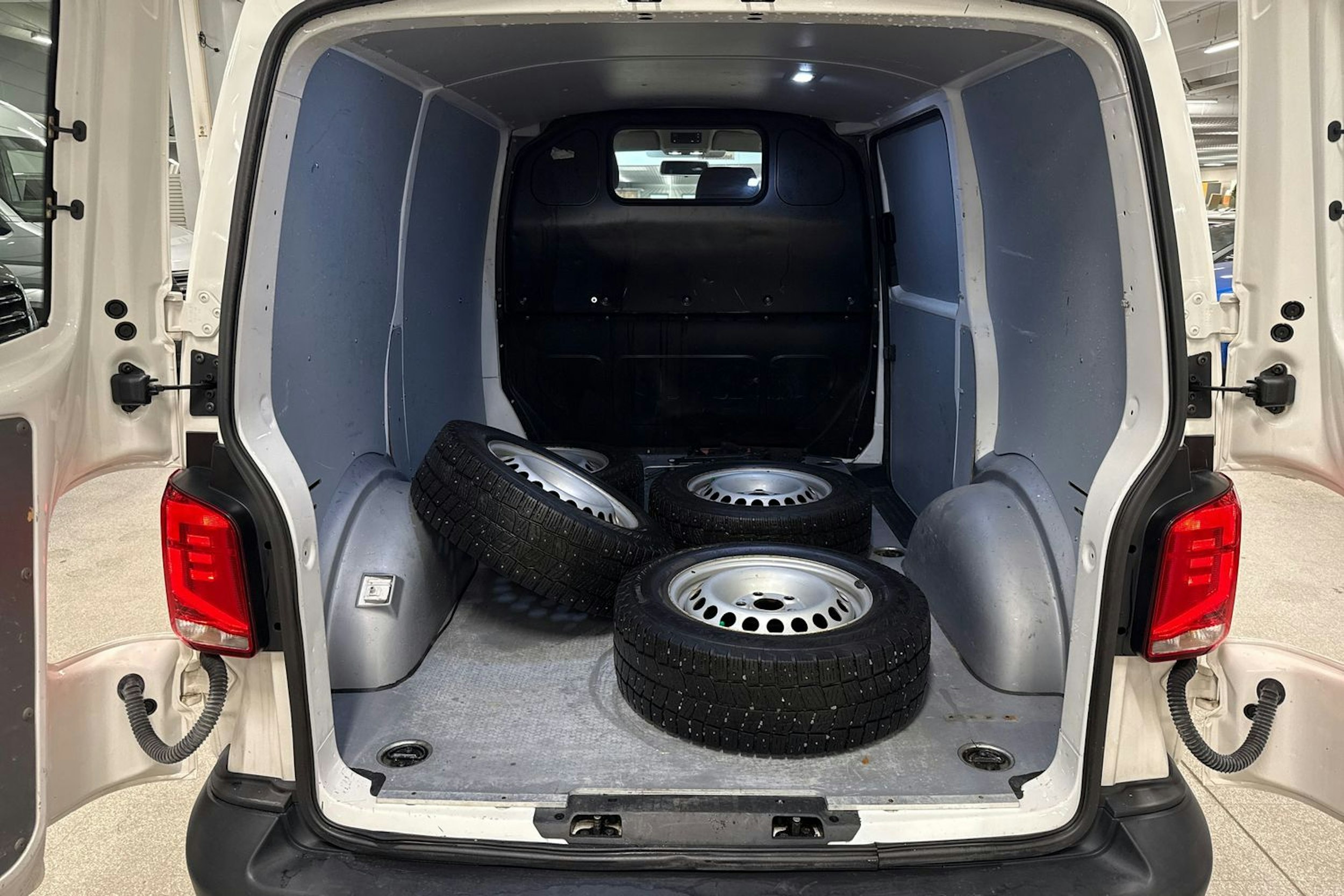 valkoinen Volkswagen Transporter 2021 kuva 14.