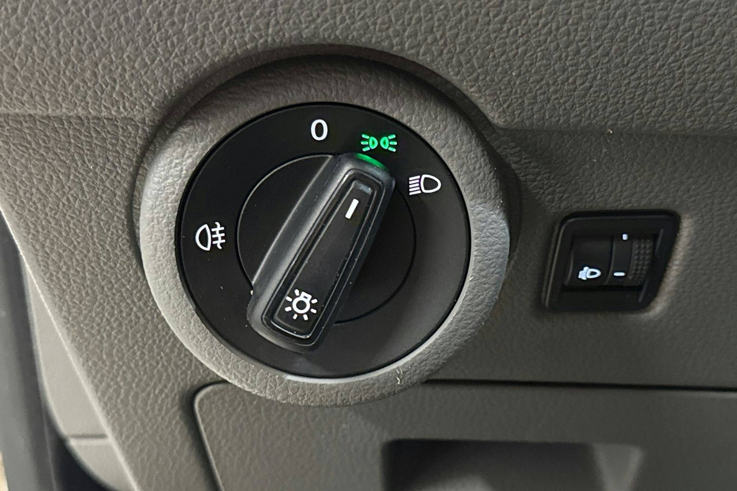 valkoinen Volkswagen Transporter 2021 kuva 18.