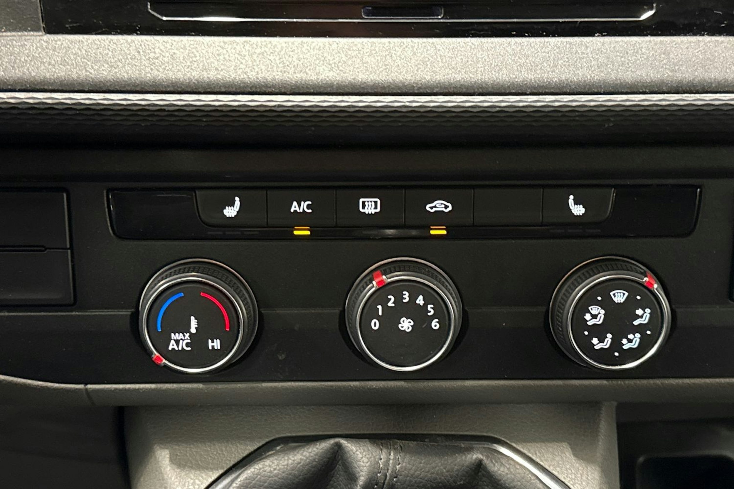 valkoinen Volkswagen Transporter 2021 kuva 20.