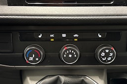 valkoinen Volkswagen Transporter 2021 kuva 20.