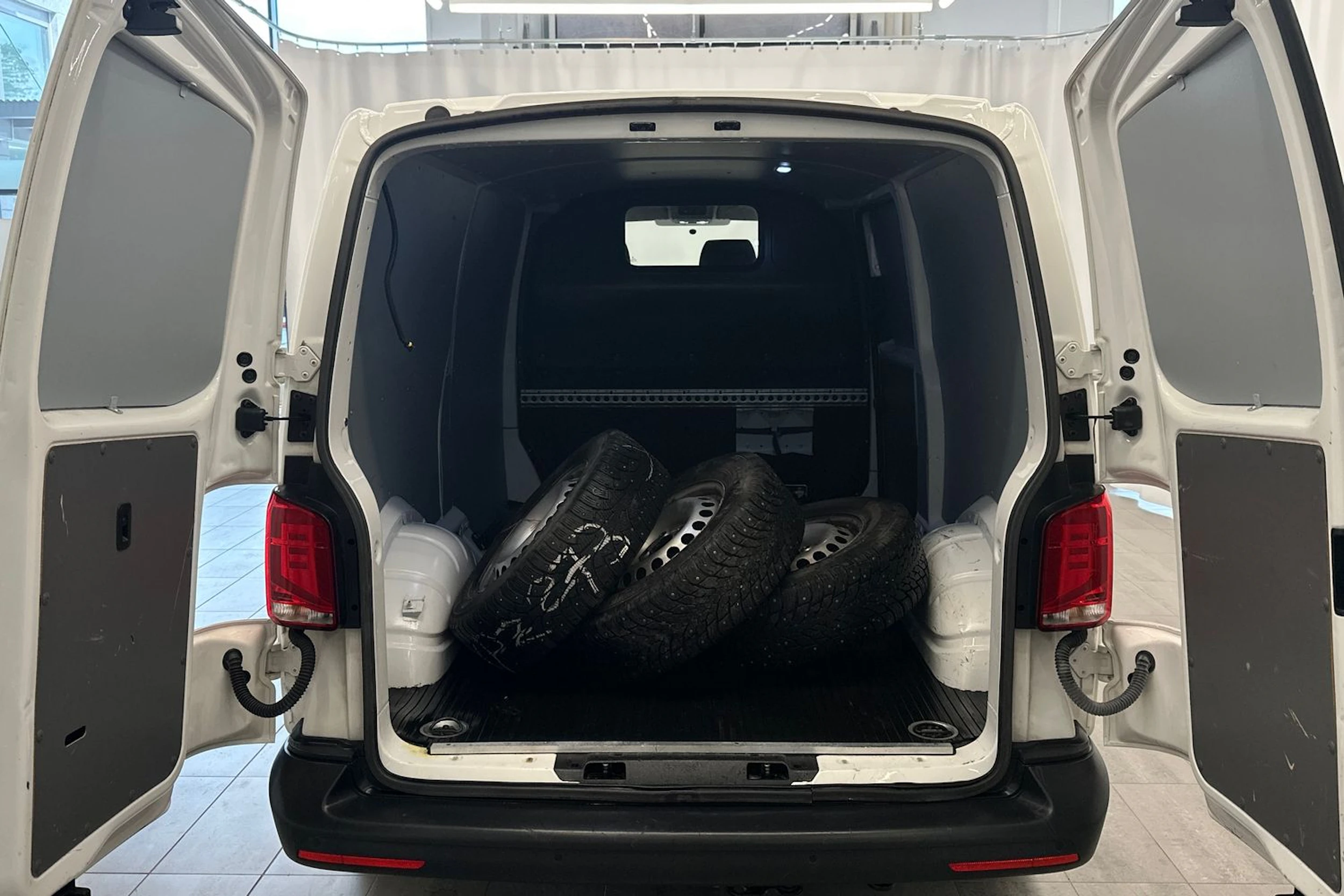 valkoinen Volkswagen Transporter 2021 kuva 10.