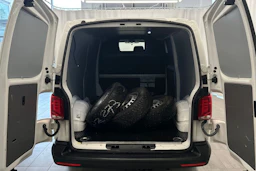 valkoinen Volkswagen Transporter 2021 kuva 10.