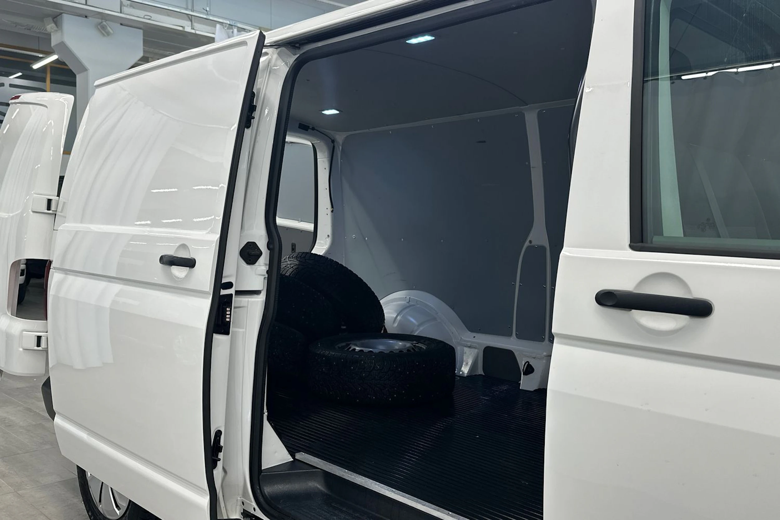 valkoinen Volkswagen Transporter 2021 kuva 11.