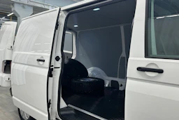valkoinen Volkswagen Transporter 2021 kuva 11.