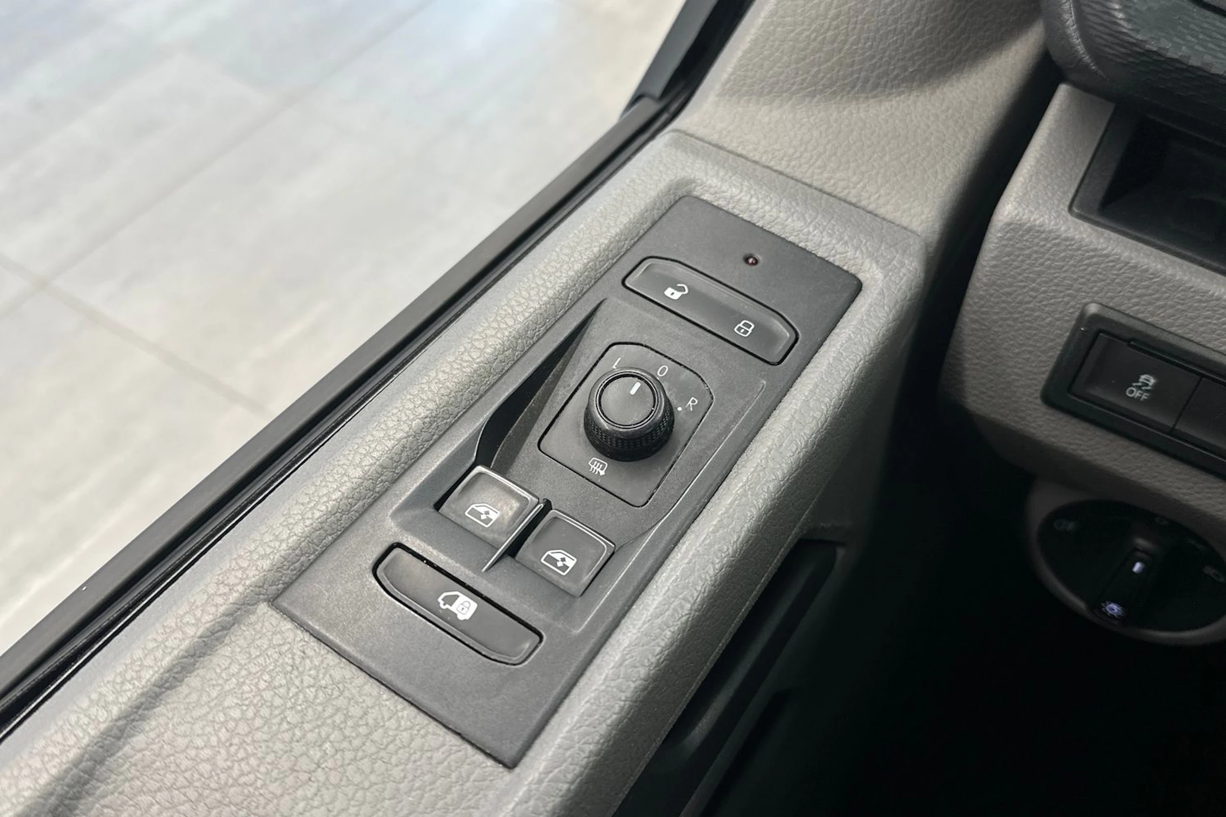 valkoinen Volkswagen Transporter 2021 kuva 13.