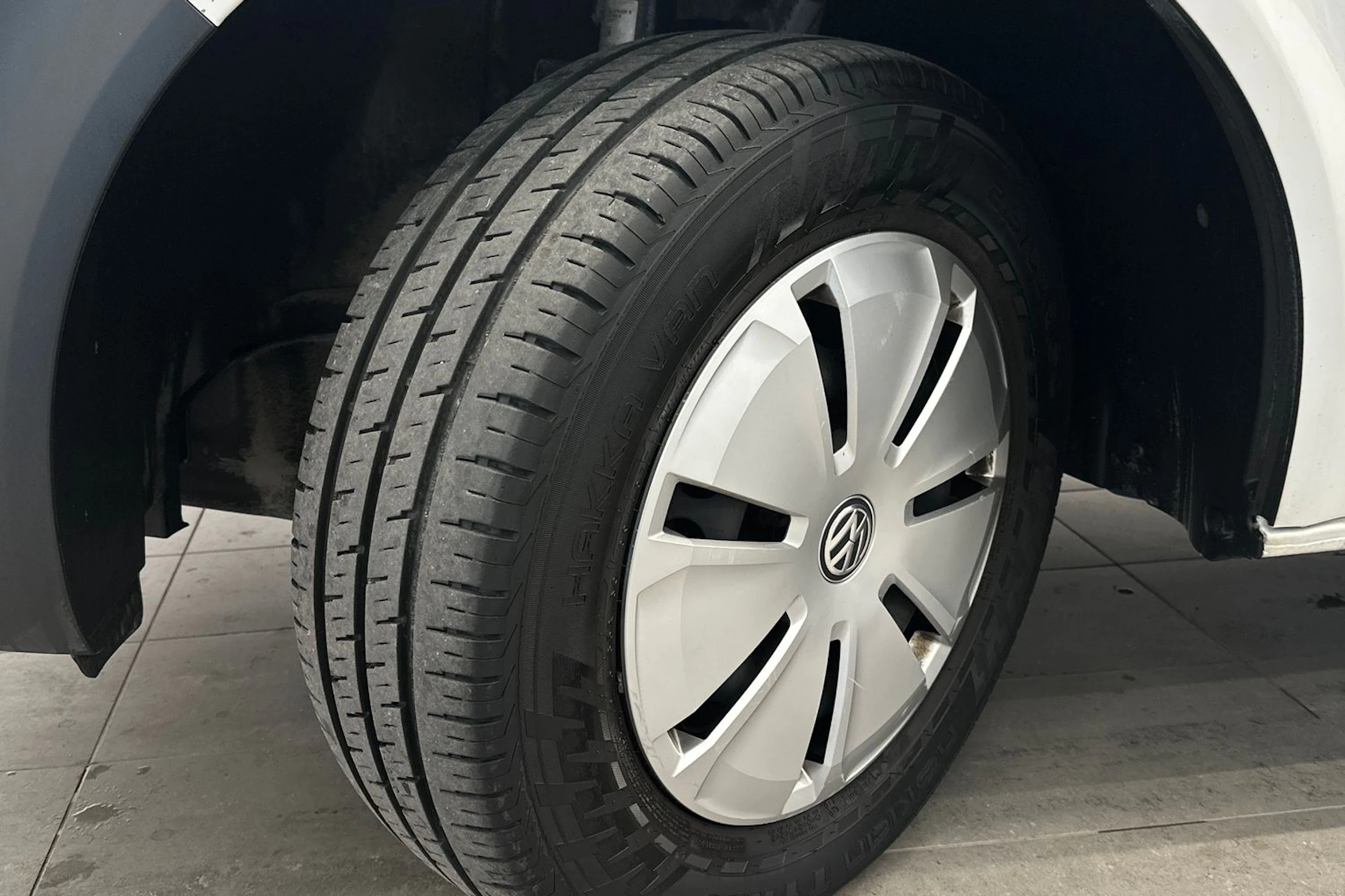 valkoinen Volkswagen Transporter 2021 kuva 18.