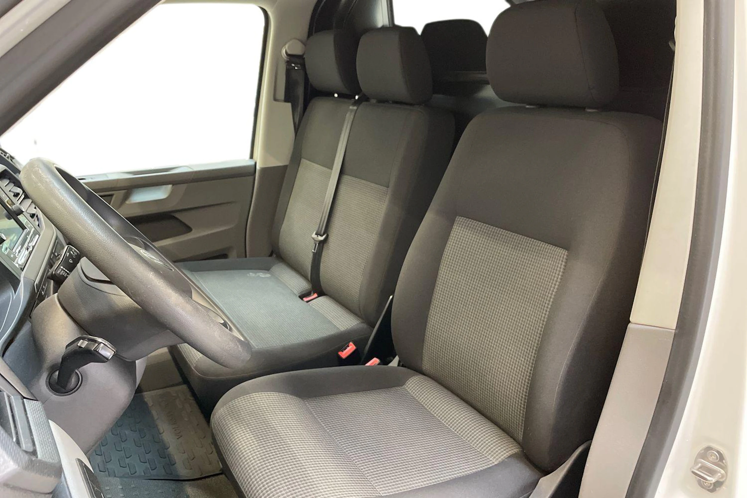 valkoinen Volkswagen Transporter 2021 kuva 11.