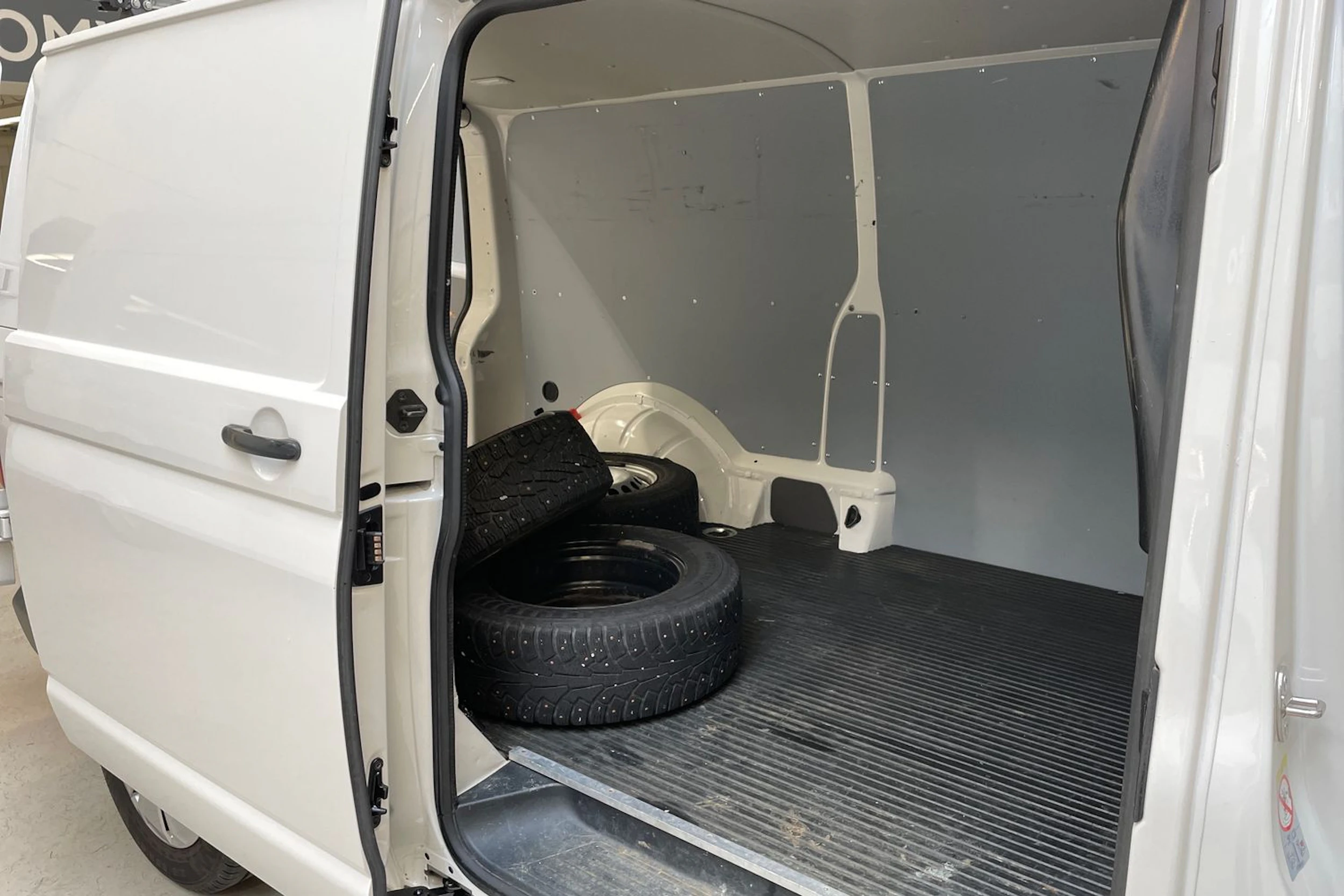 valkoinen Volkswagen Transporter 2021 kuva 19.