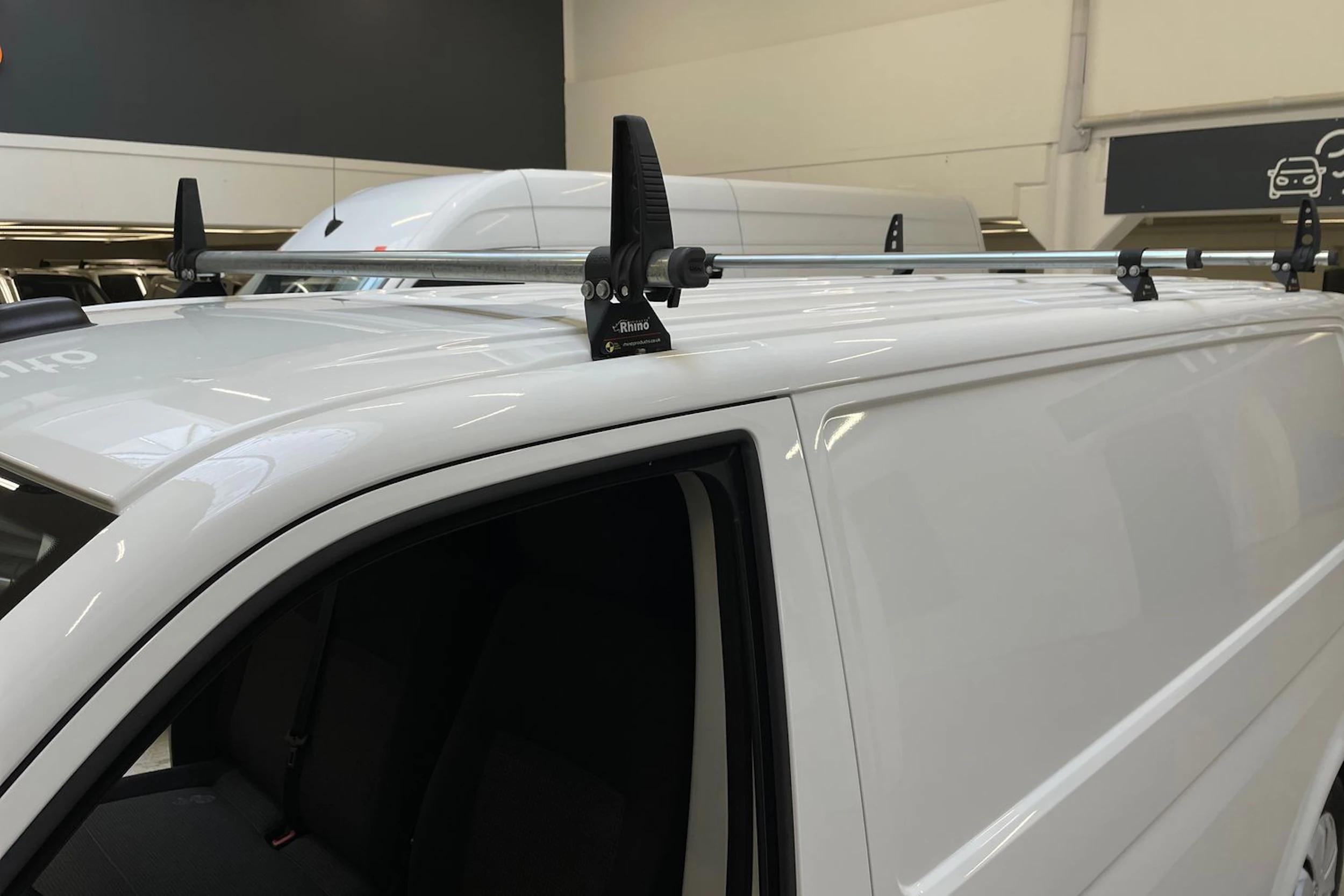 valkoinen Volkswagen Transporter 2021 kuva 21.