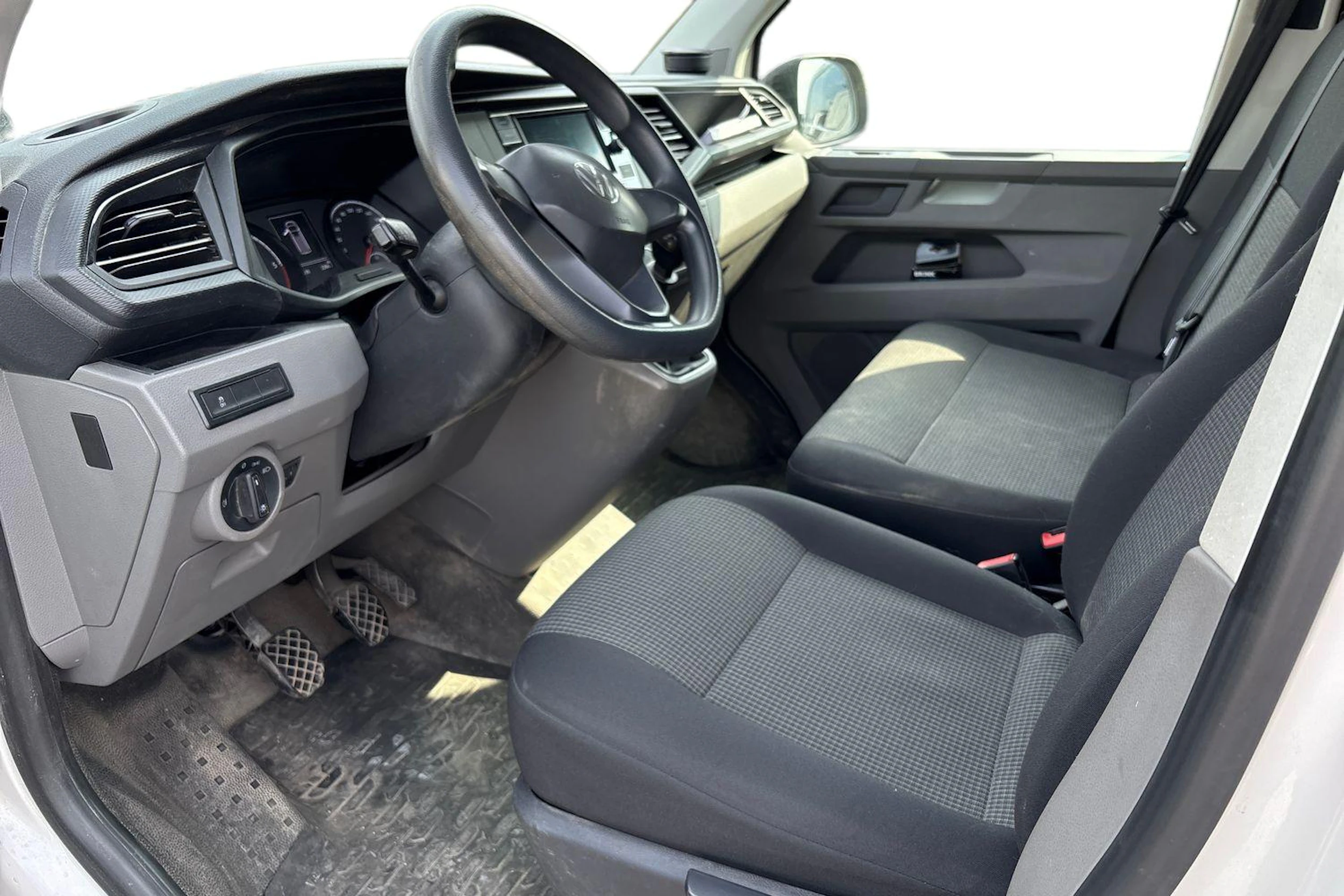 valkoinen Volkswagen Transporter 2021 kuva 3.