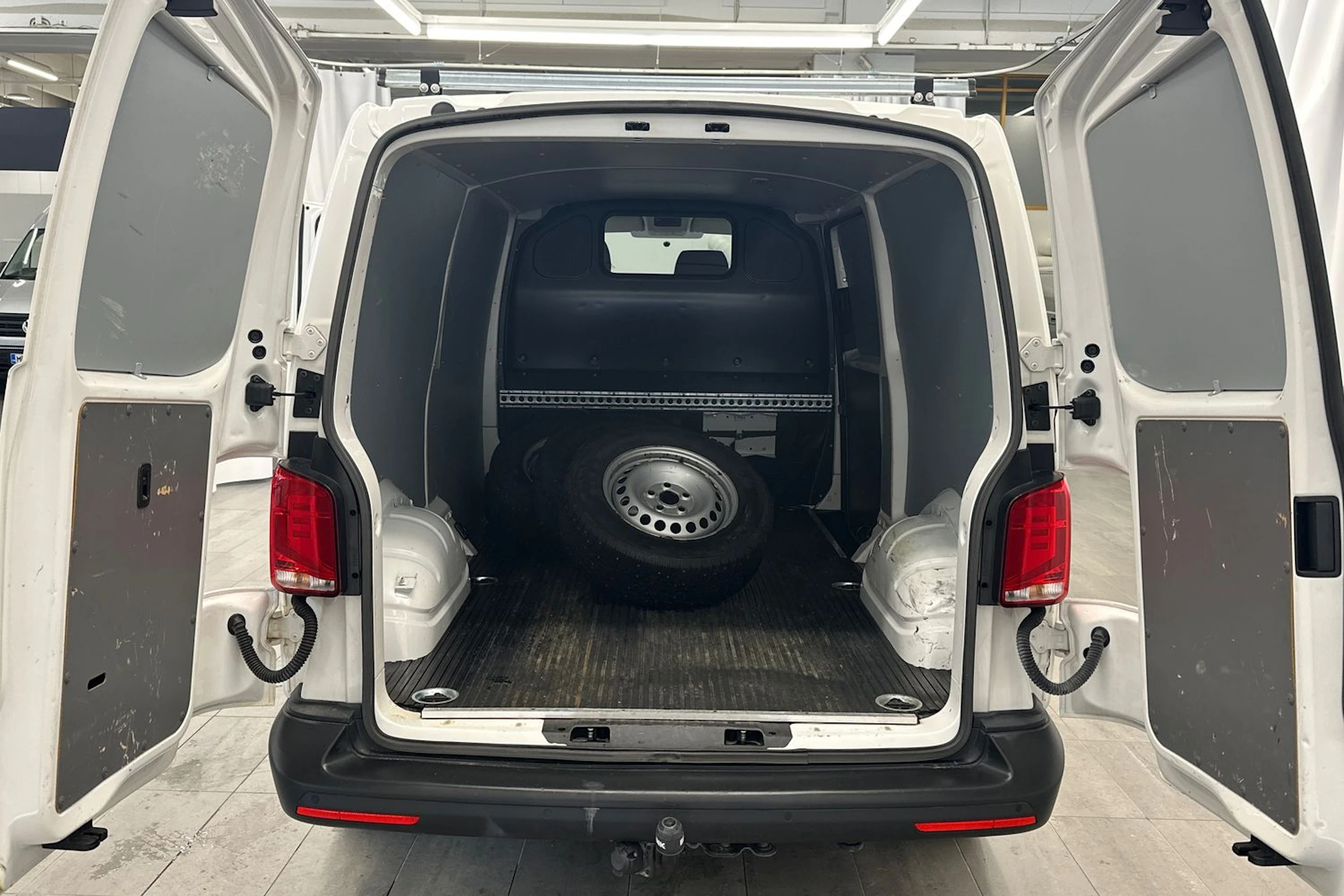 valkoinen Volkswagen Transporter 2021 kuva 10.