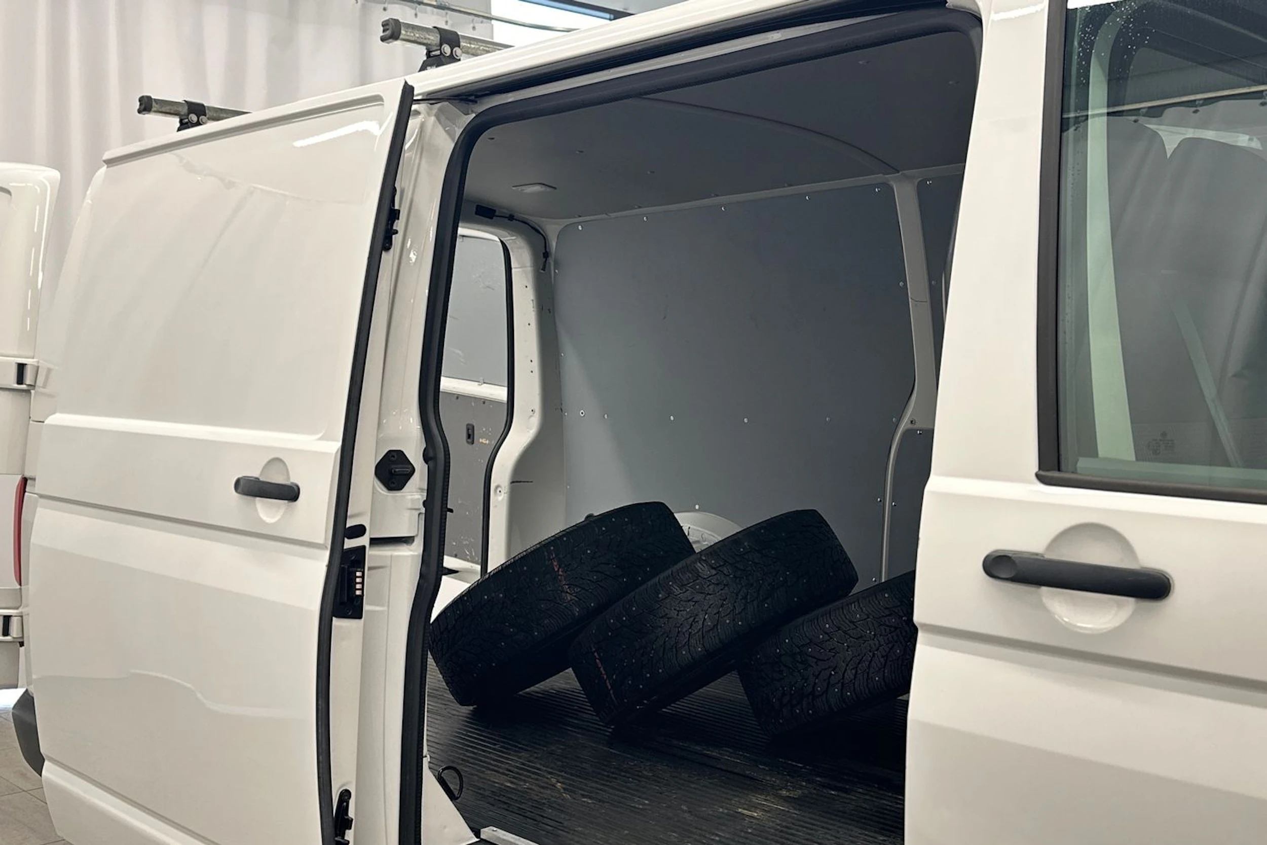 valkoinen Volkswagen Transporter 2021 kuva 11.