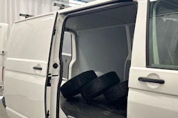 valkoinen Volkswagen Transporter 2021 kuva 11.