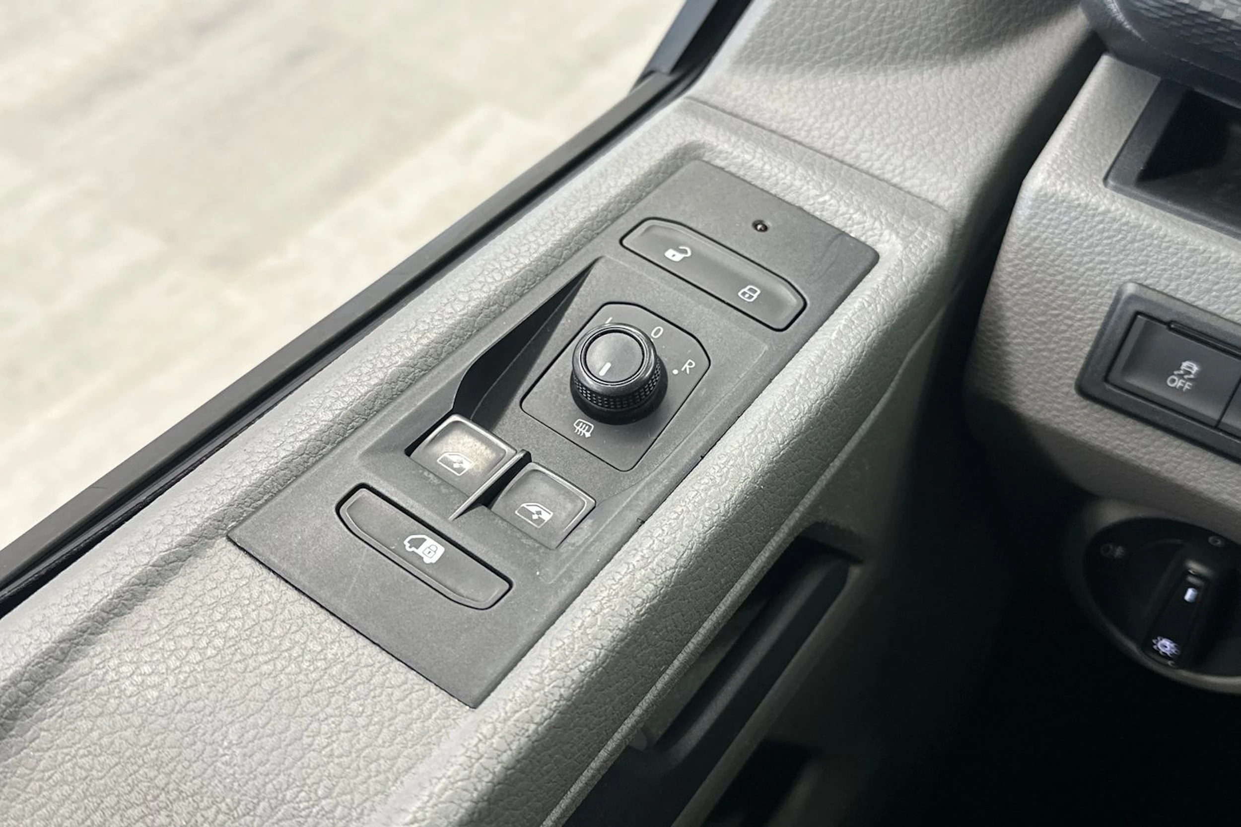 valkoinen Volkswagen Transporter 2021 kuva 12.