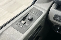 valkoinen Volkswagen Transporter 2021 kuva 12.