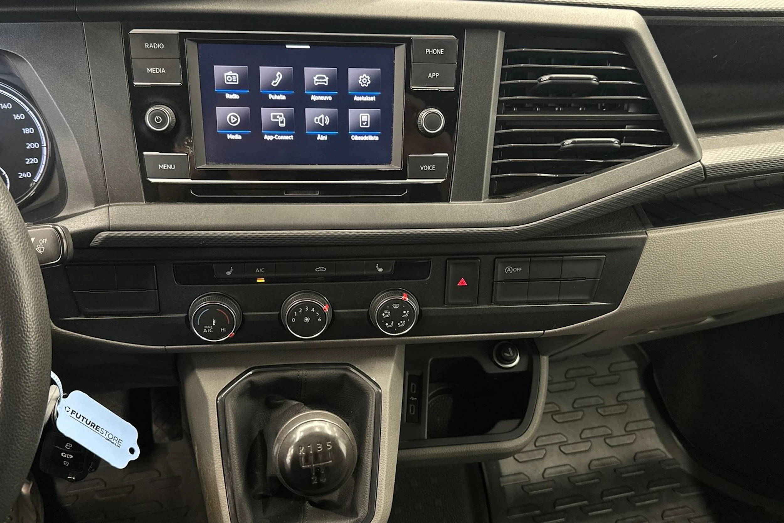 valkoinen Volkswagen Transporter 2021 kuva 13.