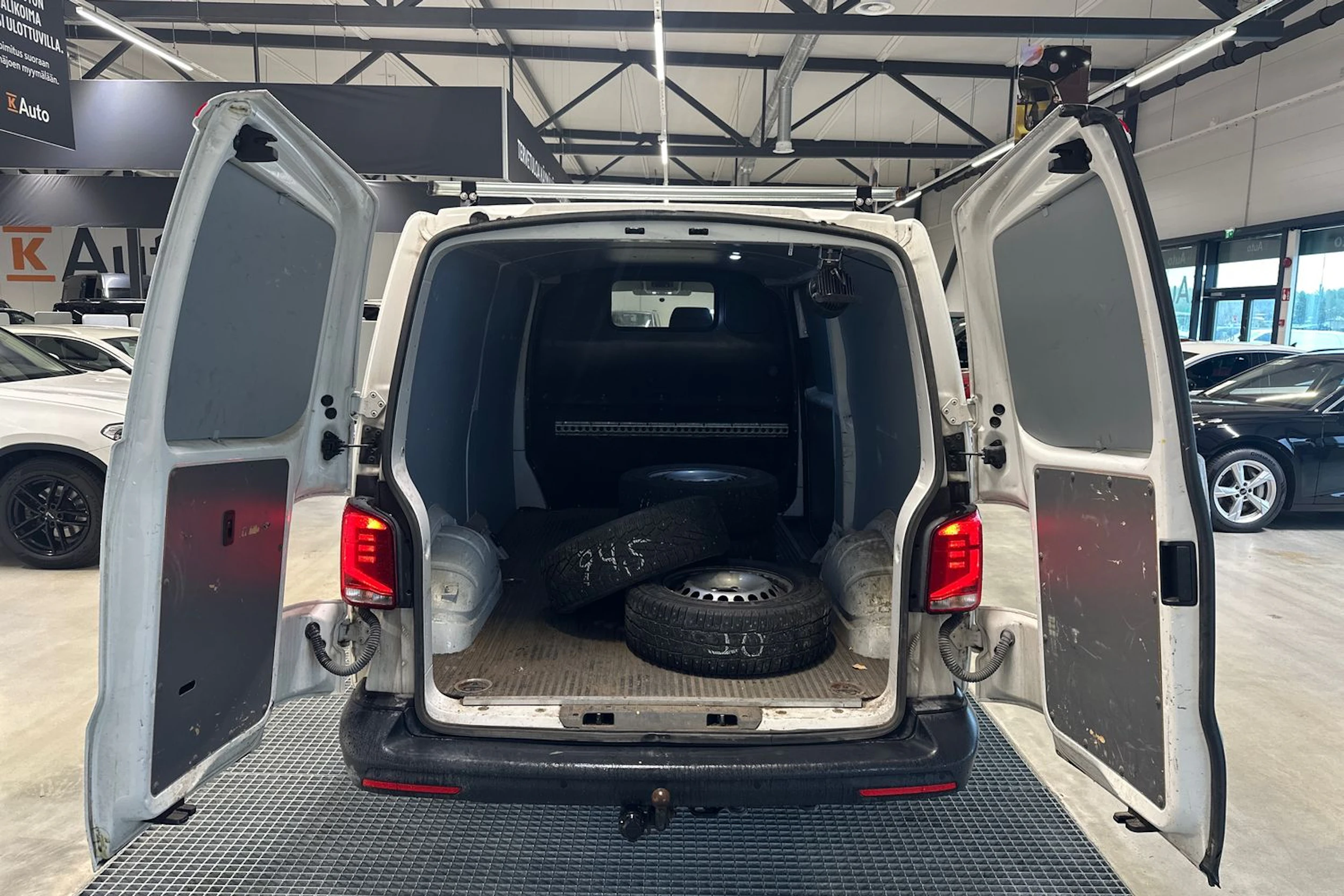 valkoinen Volkswagen Transporter 2021 kuva 4.