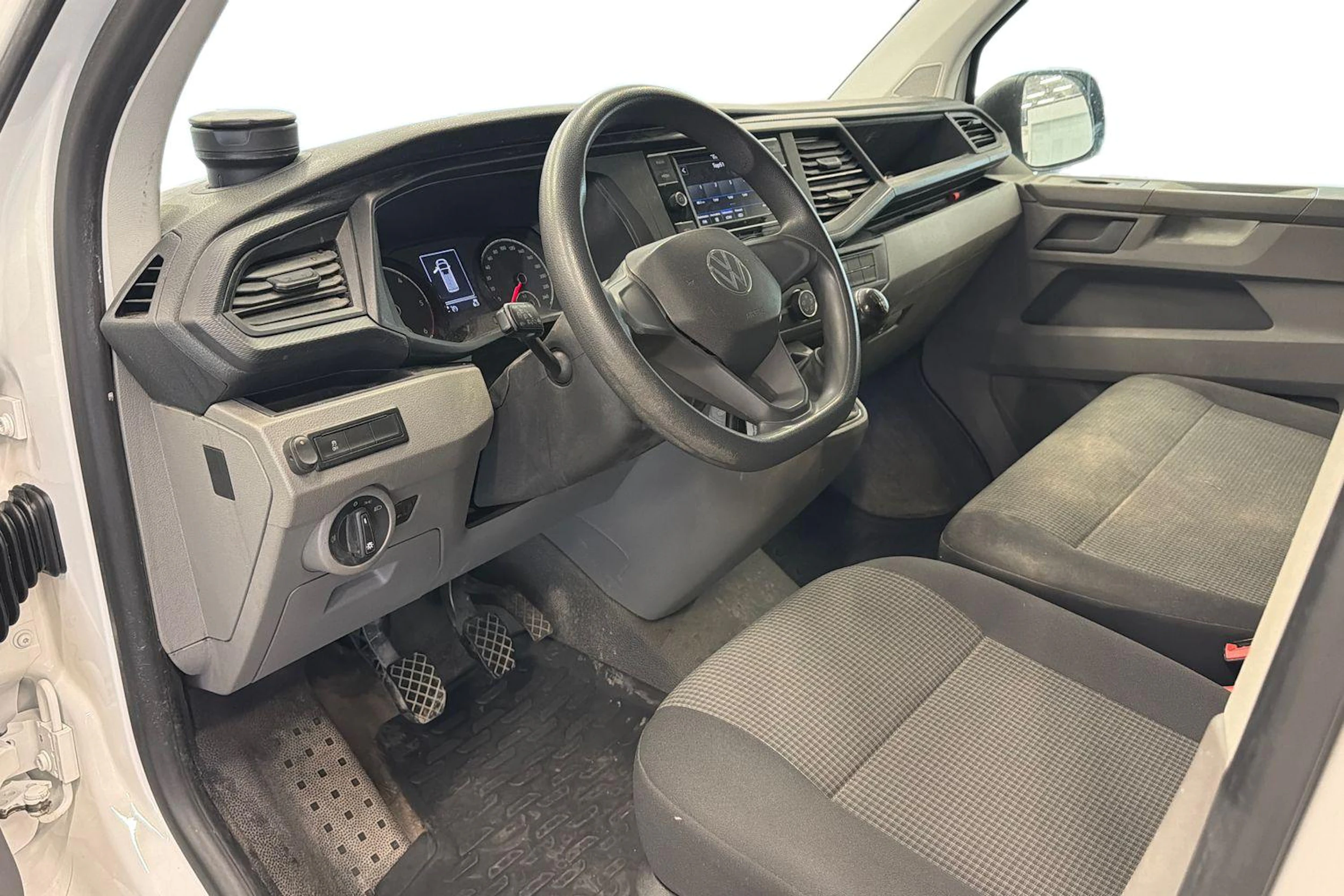 valkoinen Volkswagen Transporter 2021 kuva 3.