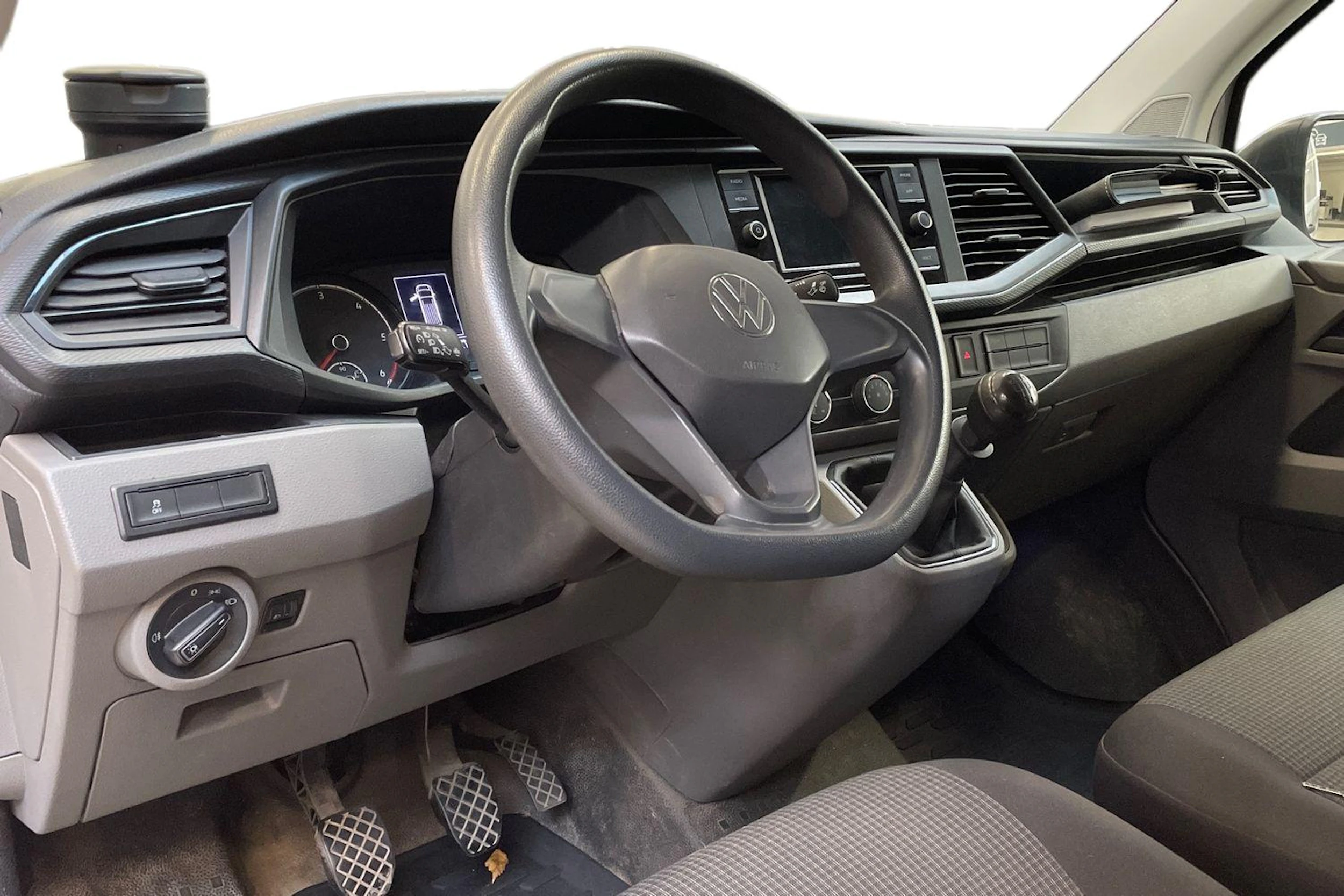 valkoinen Volkswagen Transporter 2021 kuva 3.