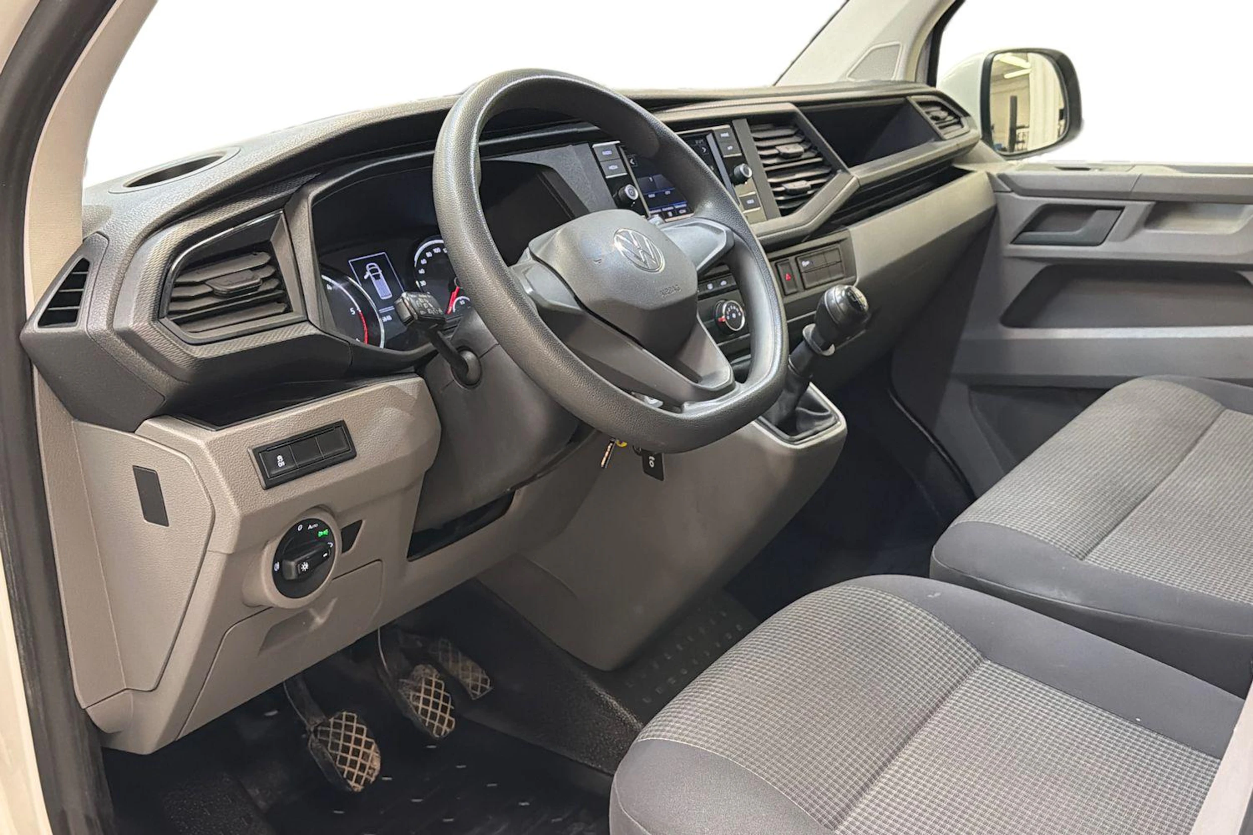 valkoinen Volkswagen Transporter 2021 kuva 8.